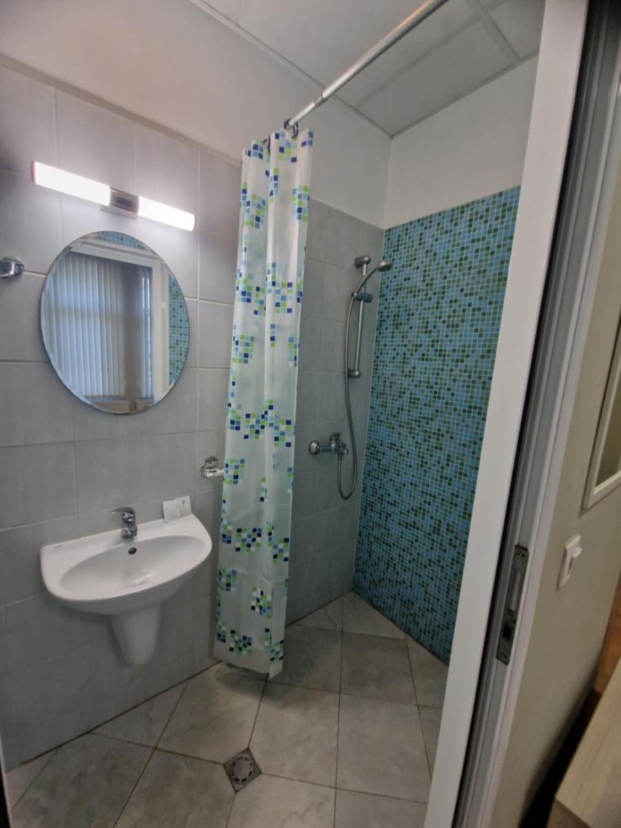 Deluxe Double Room (2 Adults + 1 Child) - Photo 6