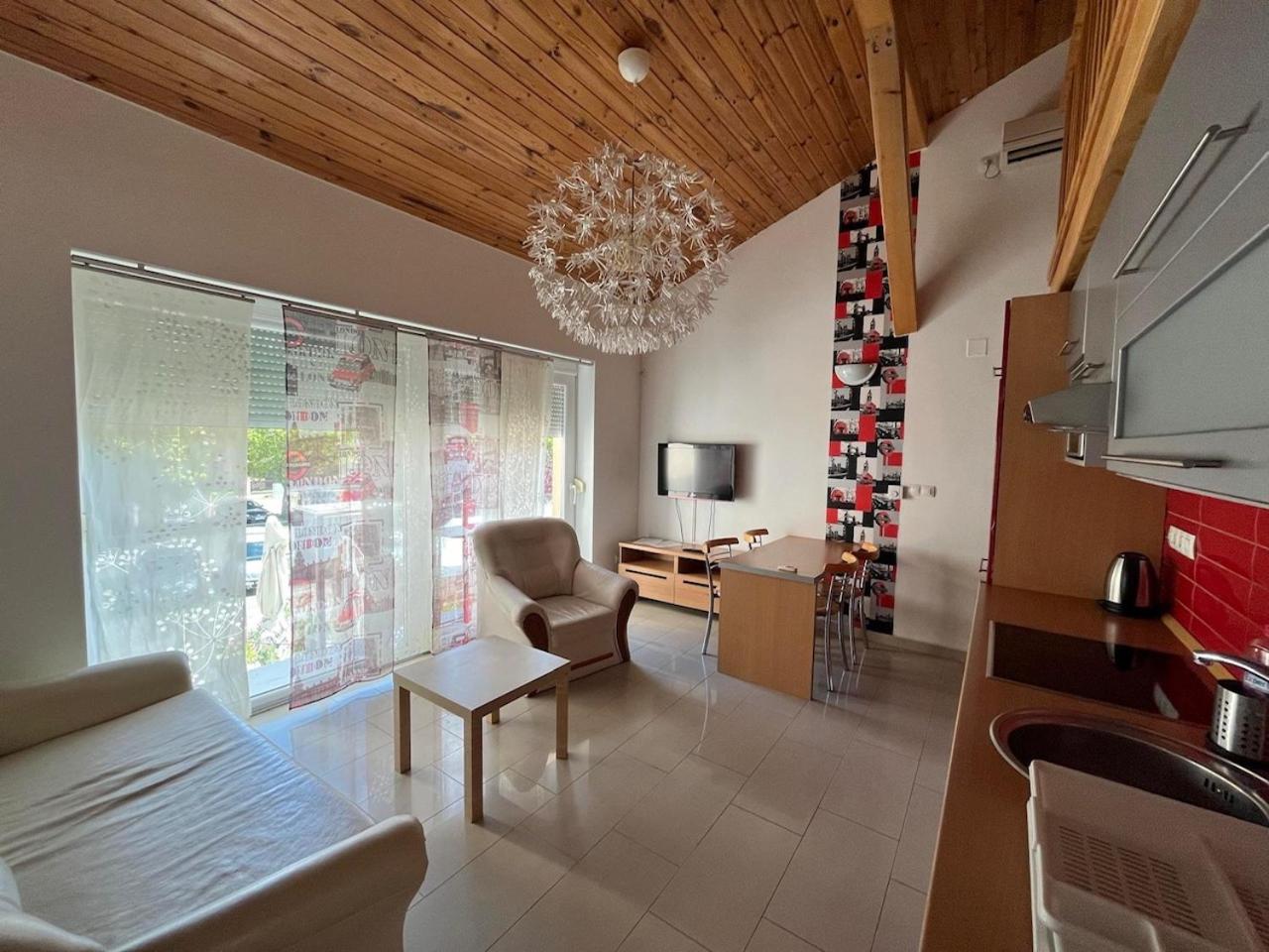 Standard Queen Room - Photo 7