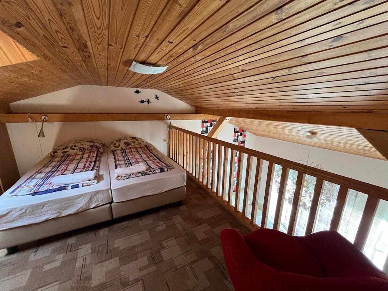 Standard Queen Room - Photo 9