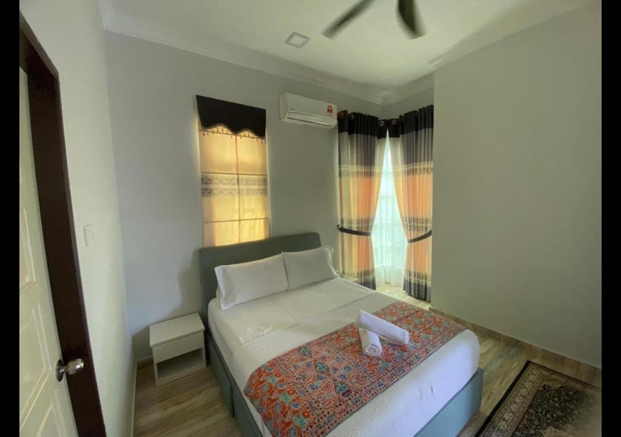 Deluxe Double Room with Side Sea View