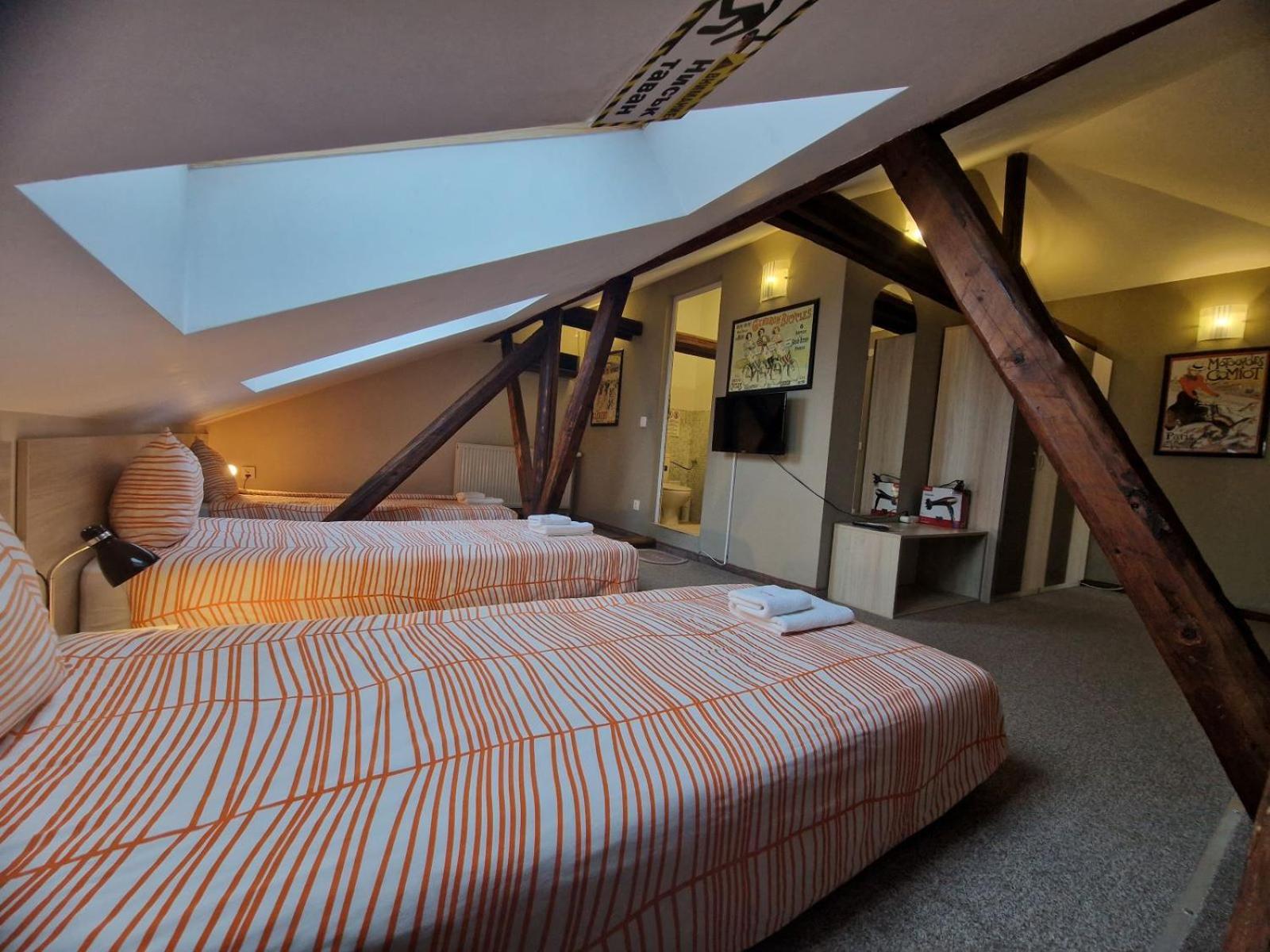 Quadruple Room with Private Bathroom - Photo 14
