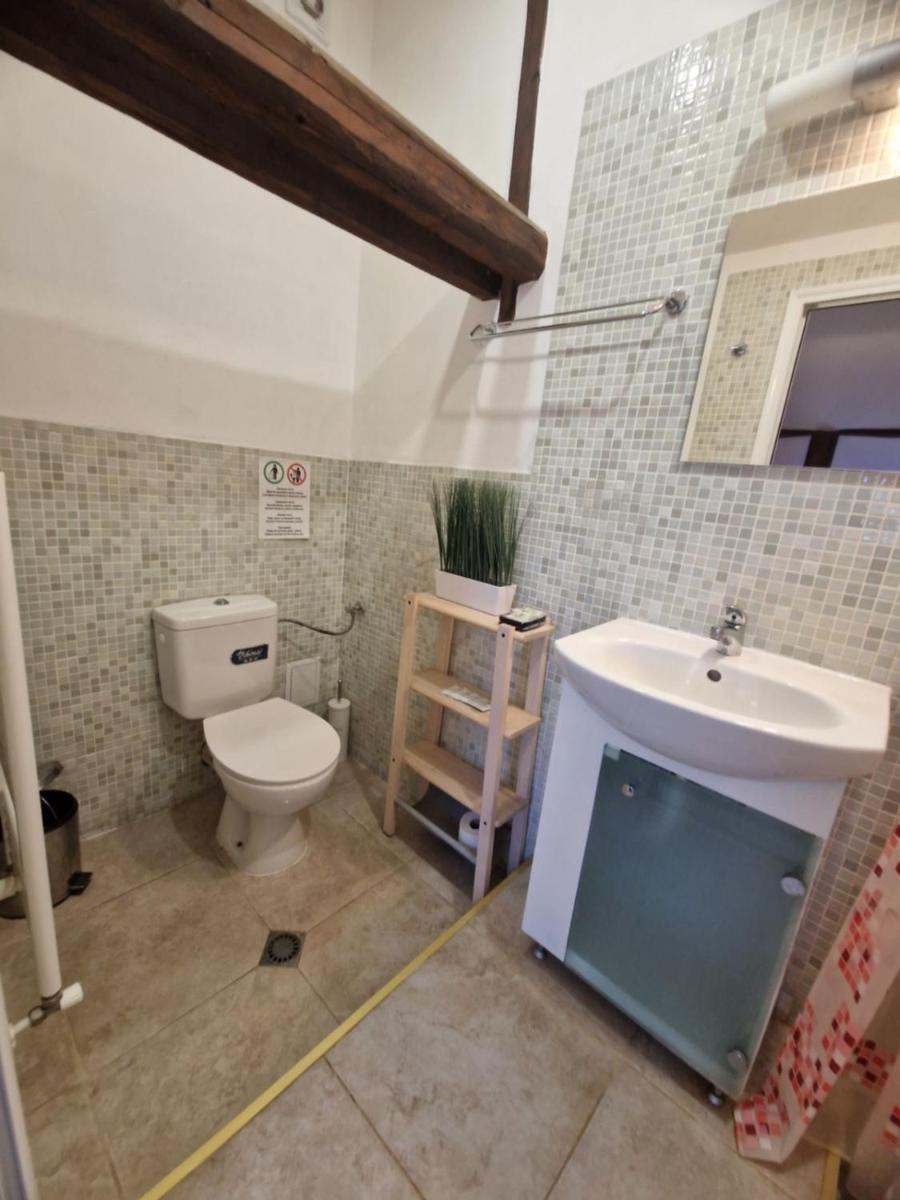 Quadruple Room with Private Bathroom - Photo 13