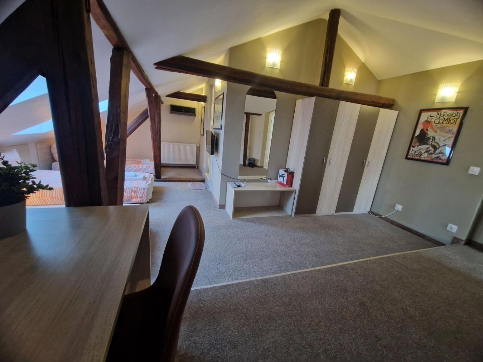 Quadruple Room with Private Bathroom - Photo 10