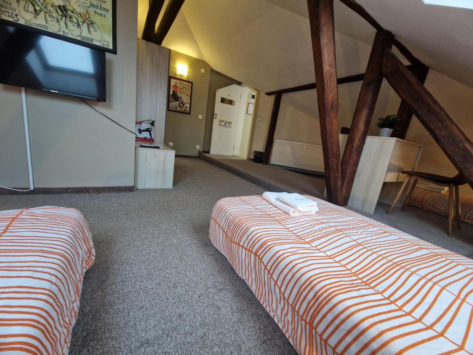 Quadruple Room with Private Bathroom - Photo 11