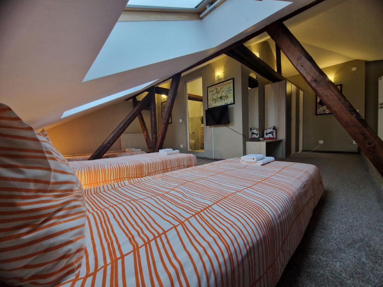 Quadruple Room with Private Bathroom - Photo 9