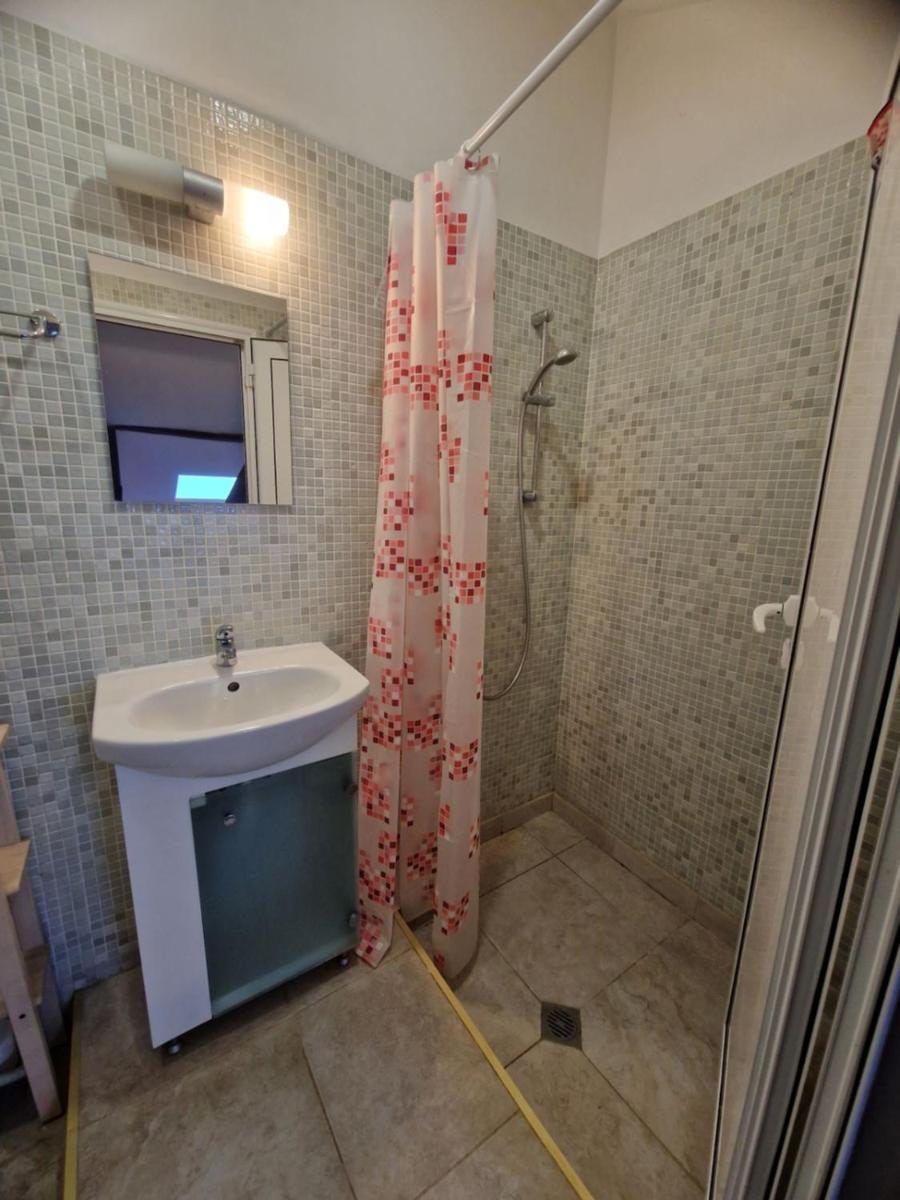 Quadruple Room with Private Bathroom - Photo 12