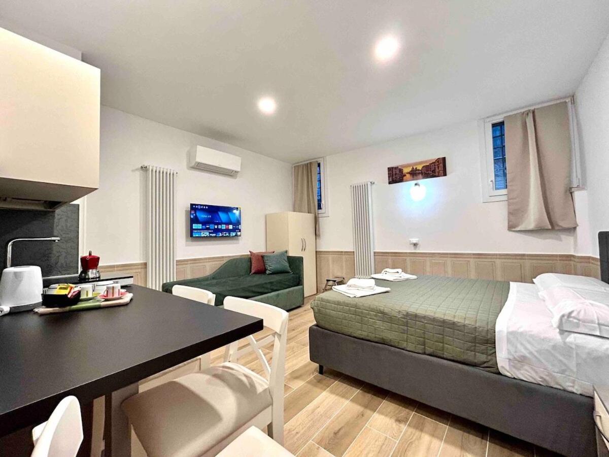 One-Bedroom Apartment photo 1