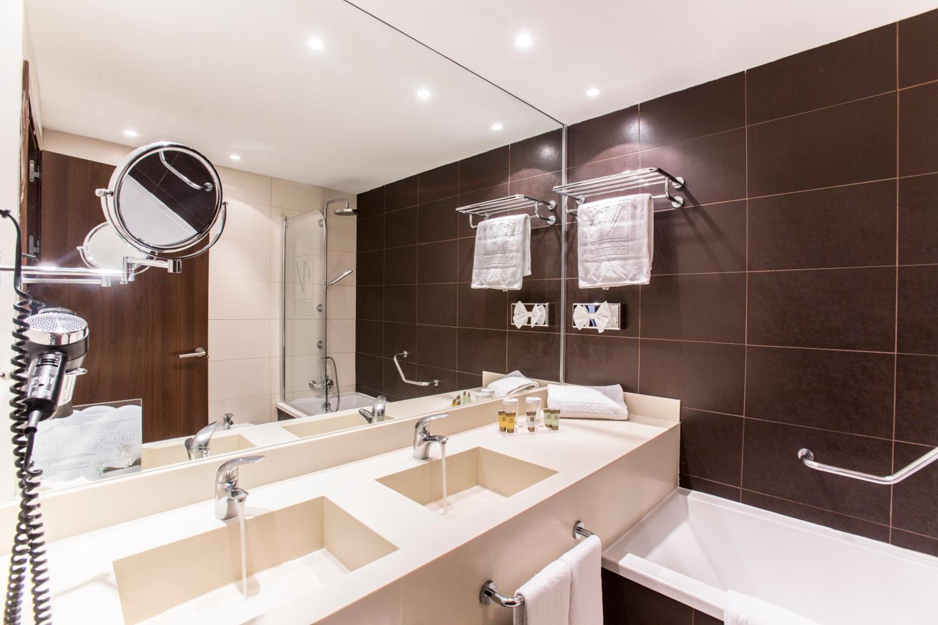 Junior Suite (2 Adults) - Photo 4