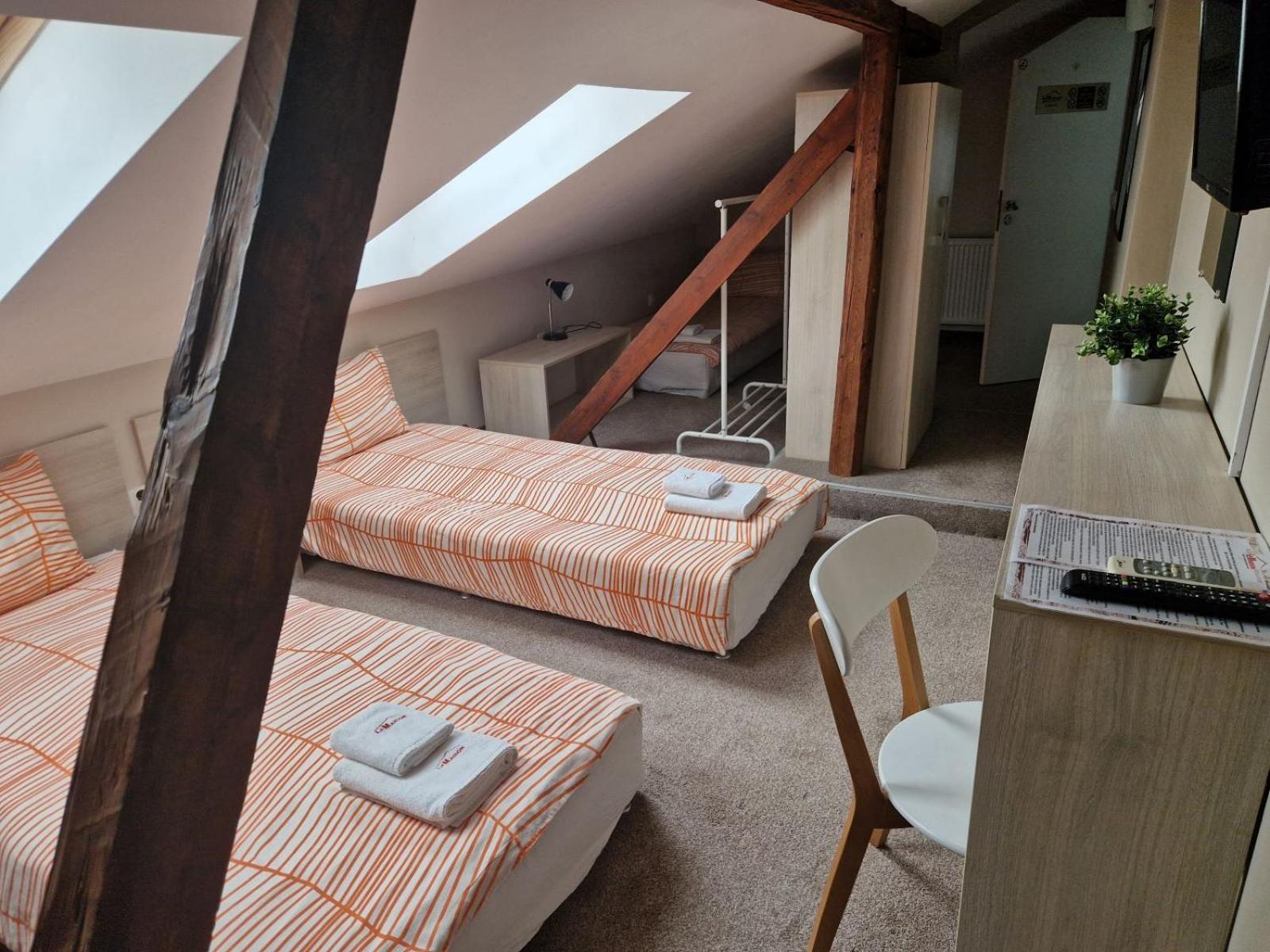 Quadruple Room with Private Bathroom - Photo 7