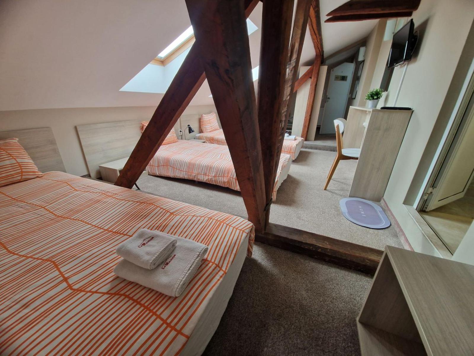 Quadruple Room with Private Bathroom - Photo 4