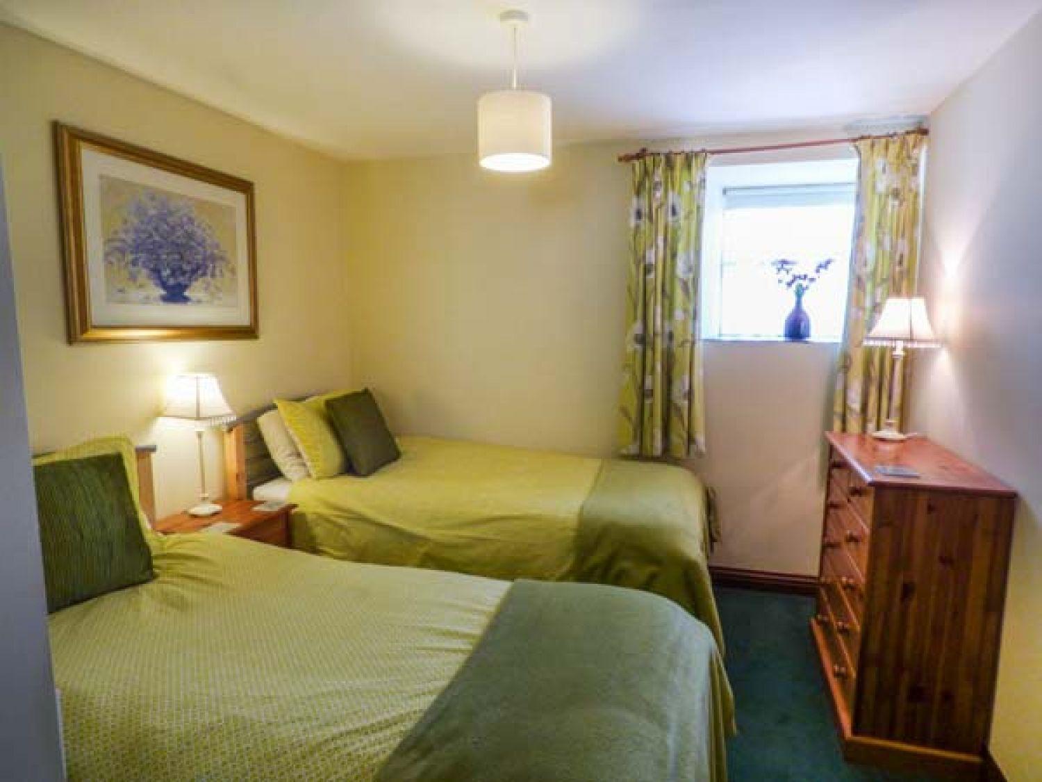Five-Bedroom House photo 2