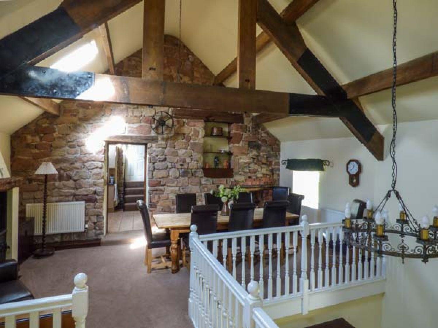 Five-Bedroom House photo 3