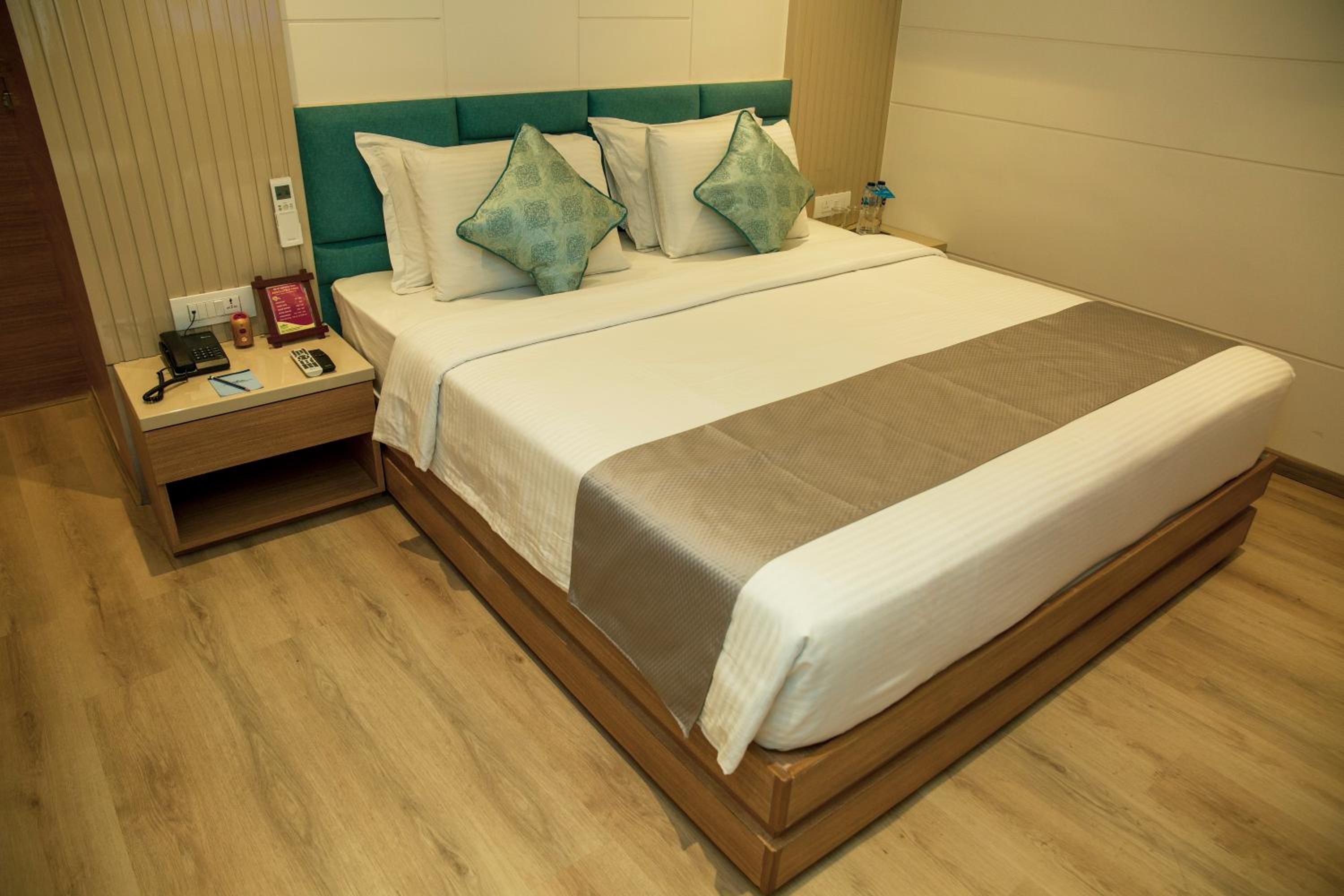 Deluxe Double or Twin Room - Photo 10
