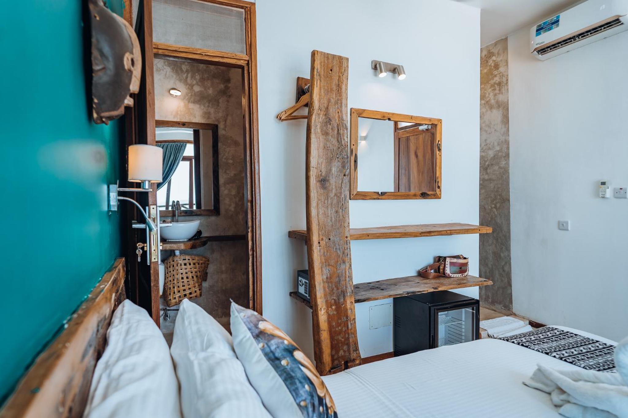 Deluxe Double Room With Side Sea View