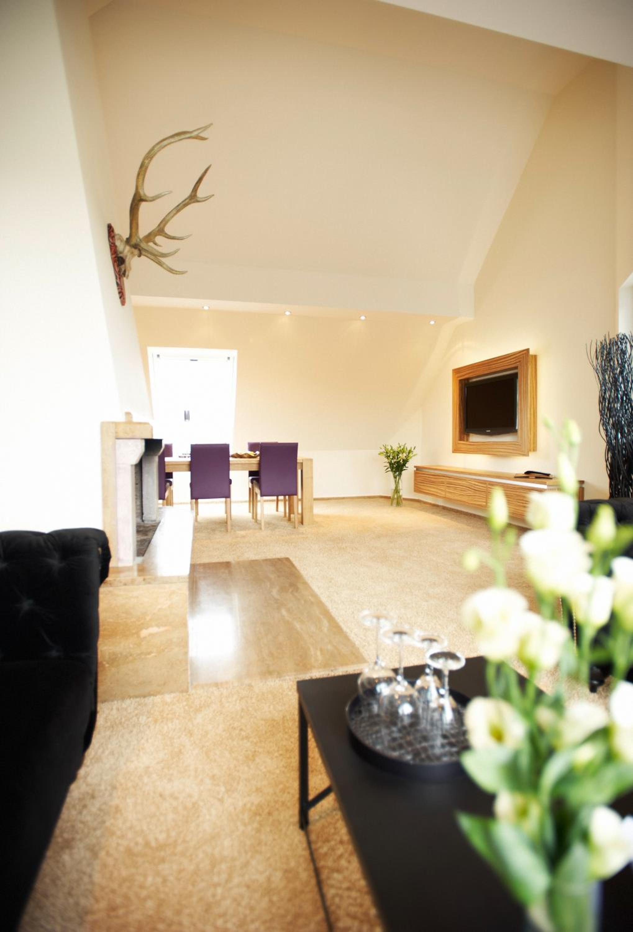 Suite - Photo 1
