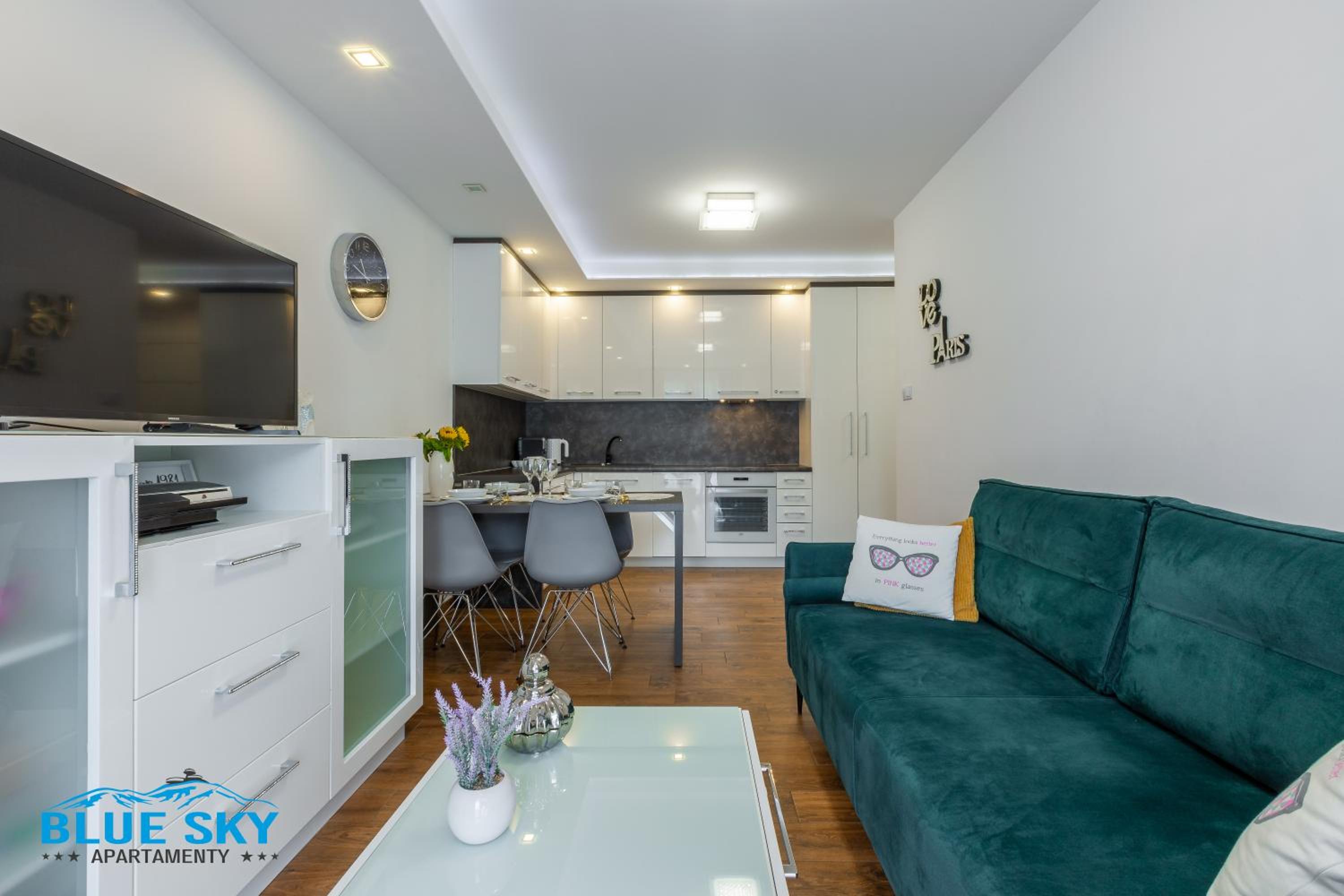 One-Bedroom Apartment with Balcony and Mountain View   - Photo 2