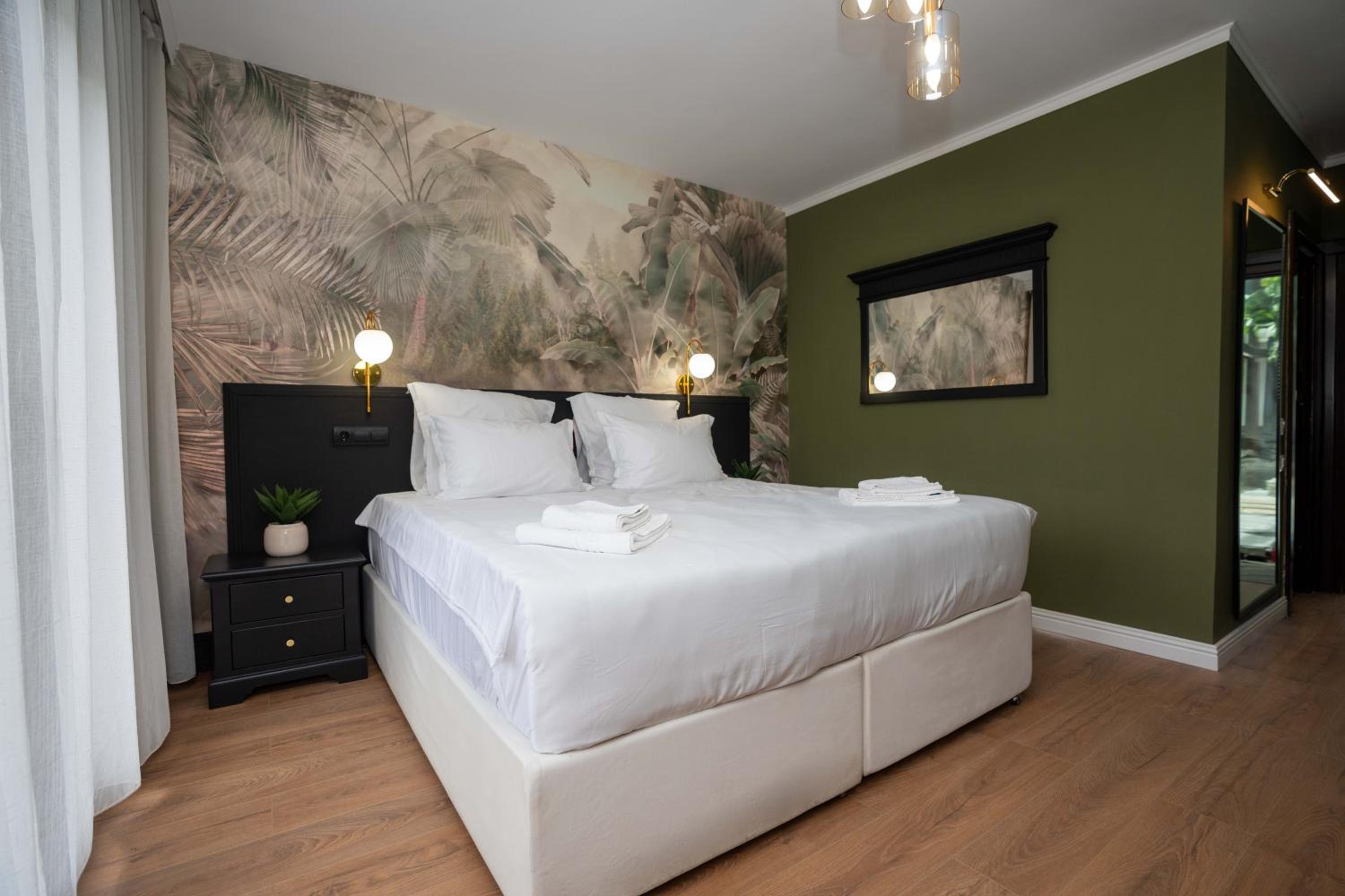 Superior Double or Twin Room with Pool View photo 3