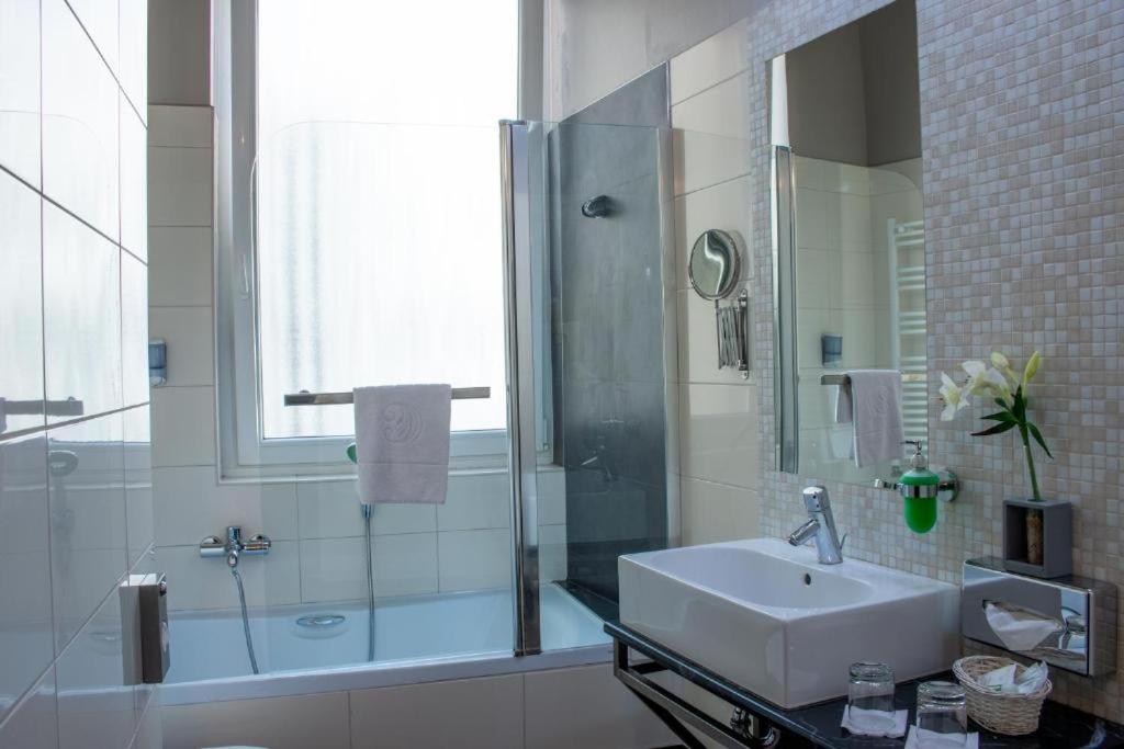 Double Room thumbnail 5