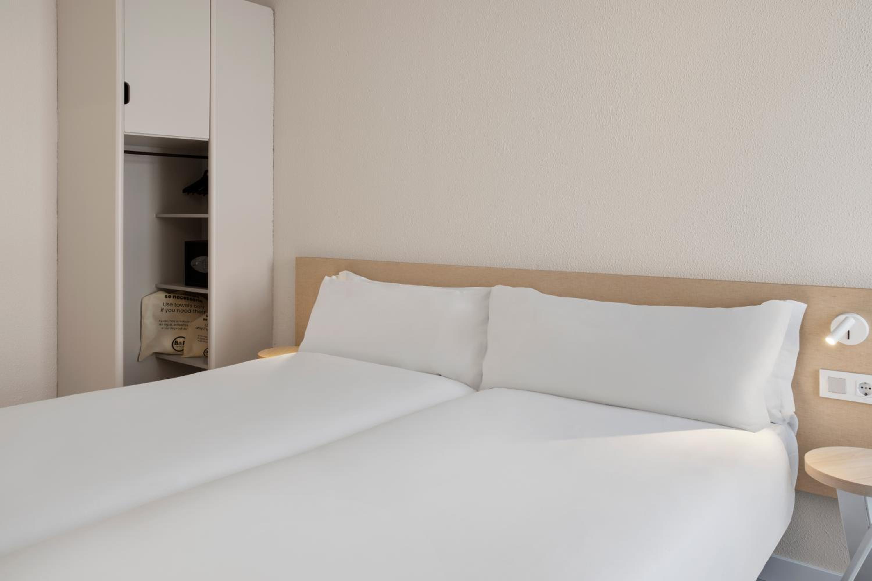 Standard Twin Room - Photo 2