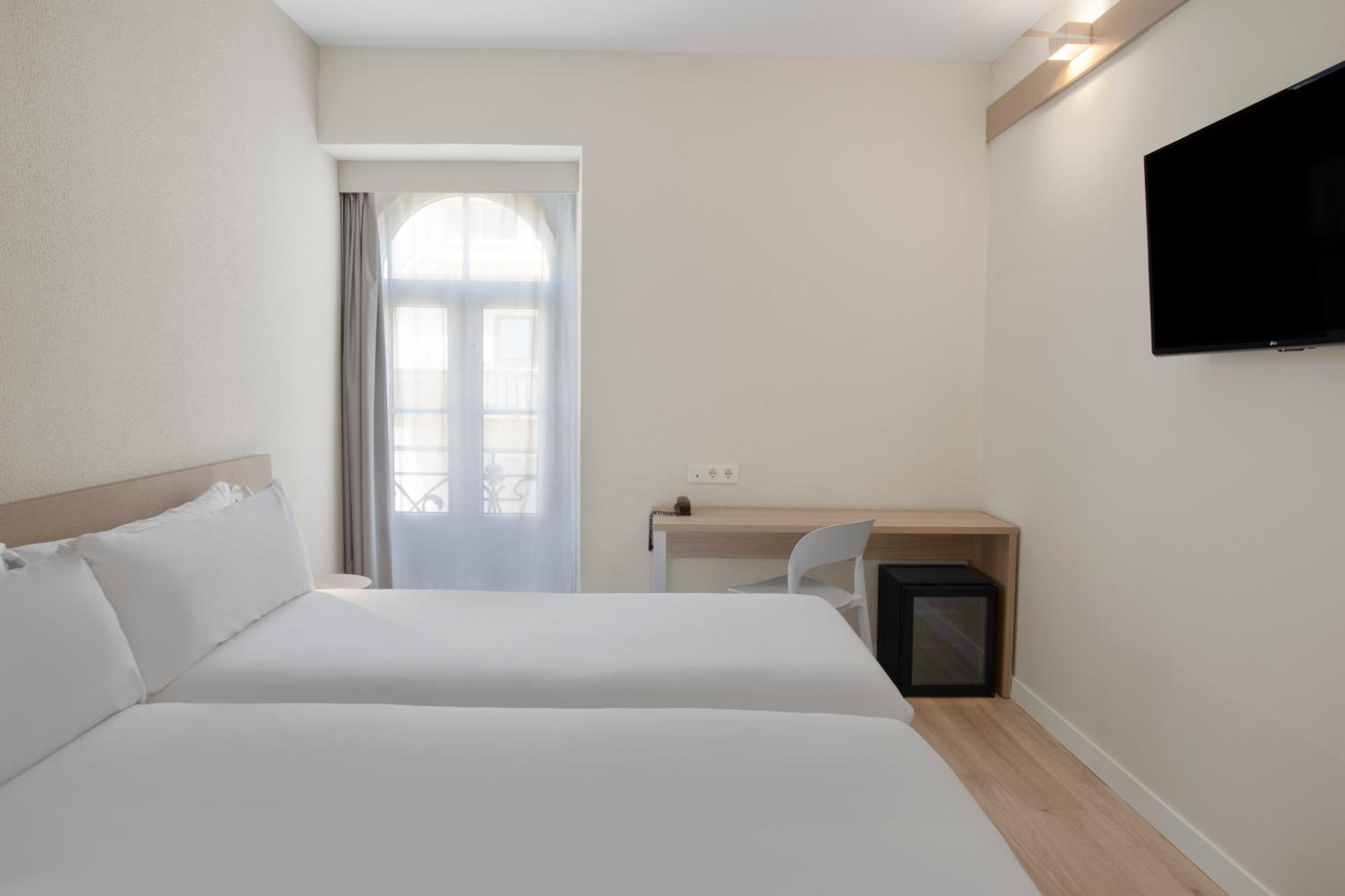Standard Twin Room - Photo 4