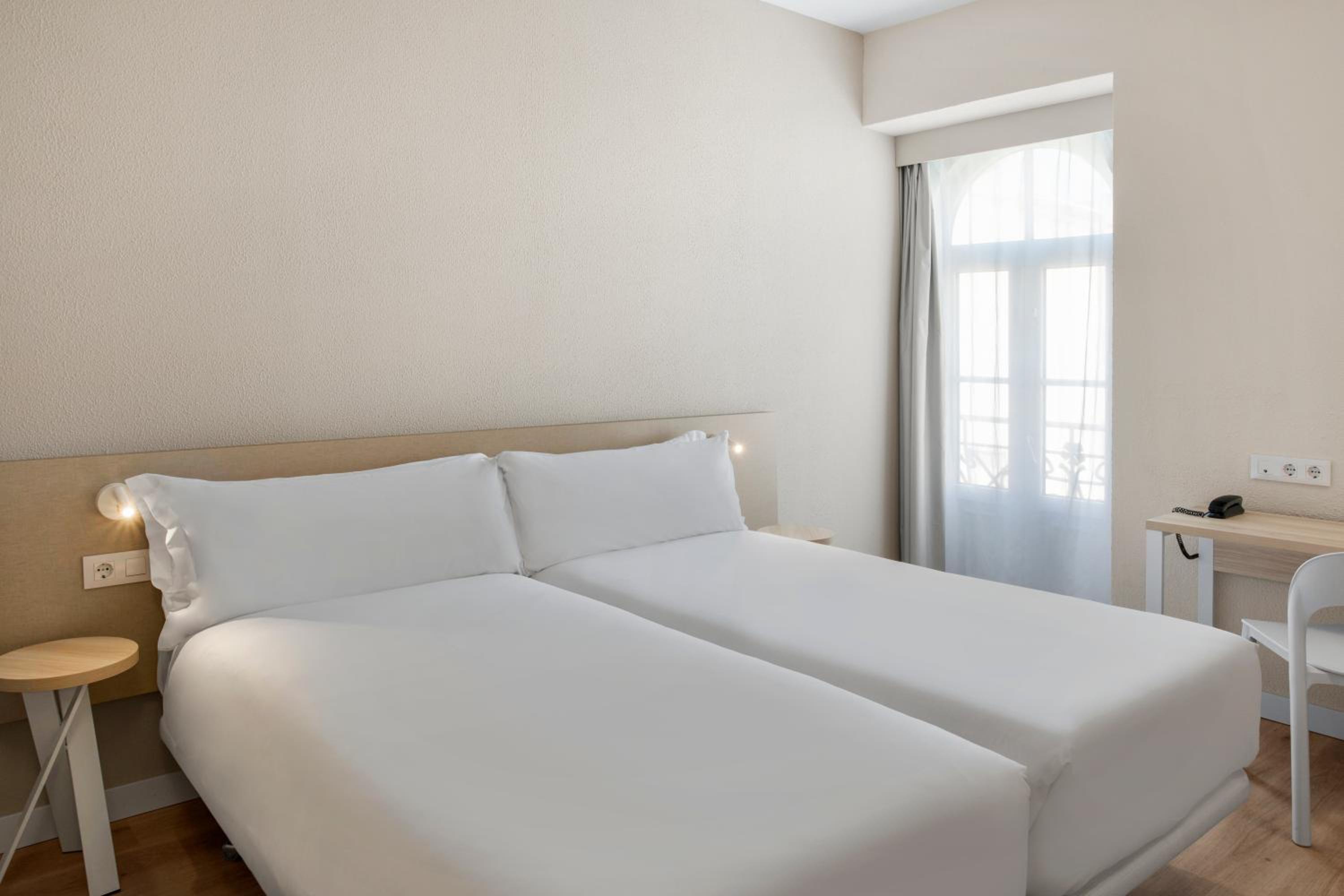 Standard Twin Room - Photo 1