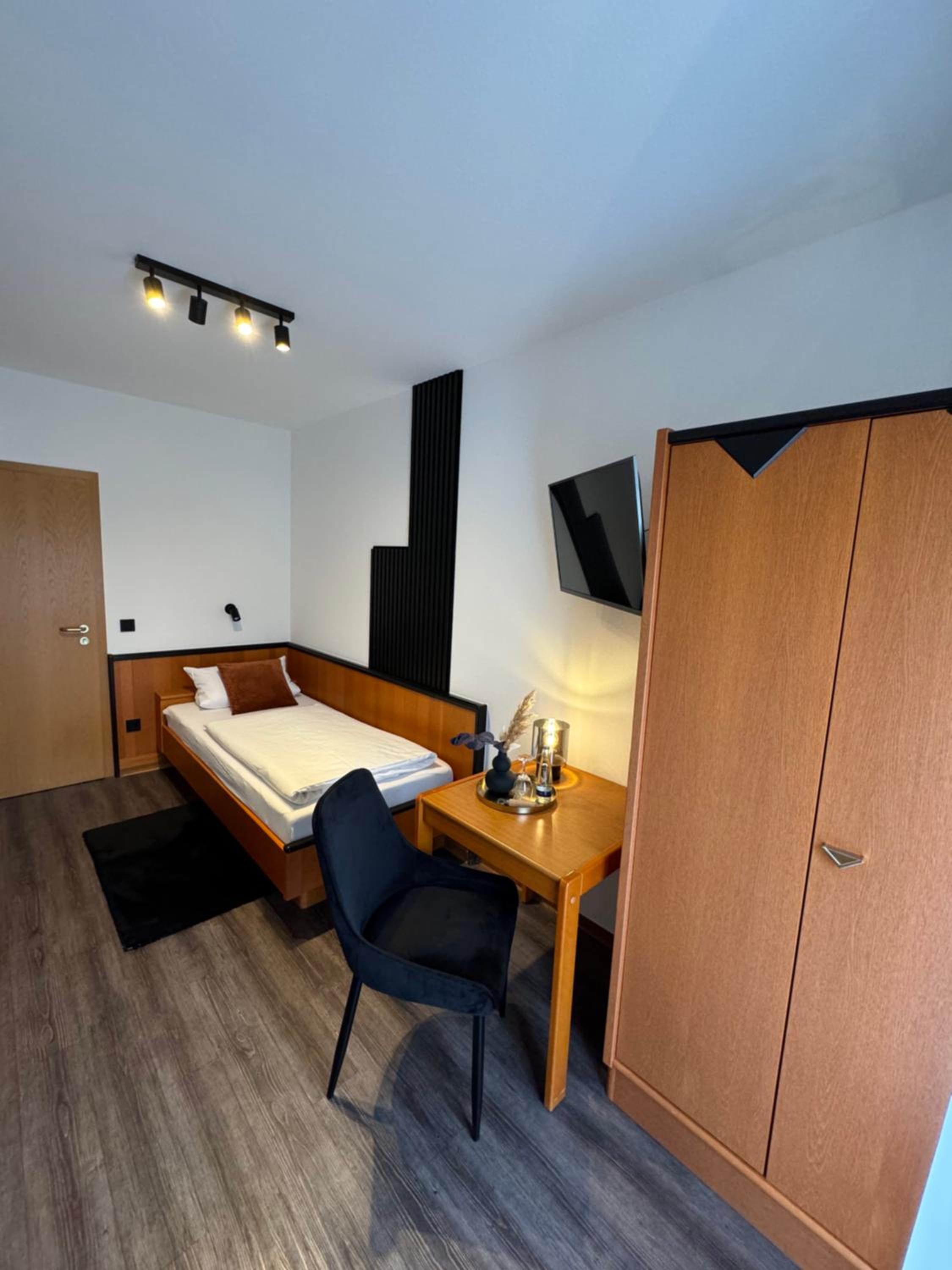 Single Room with Bathroom photo 2