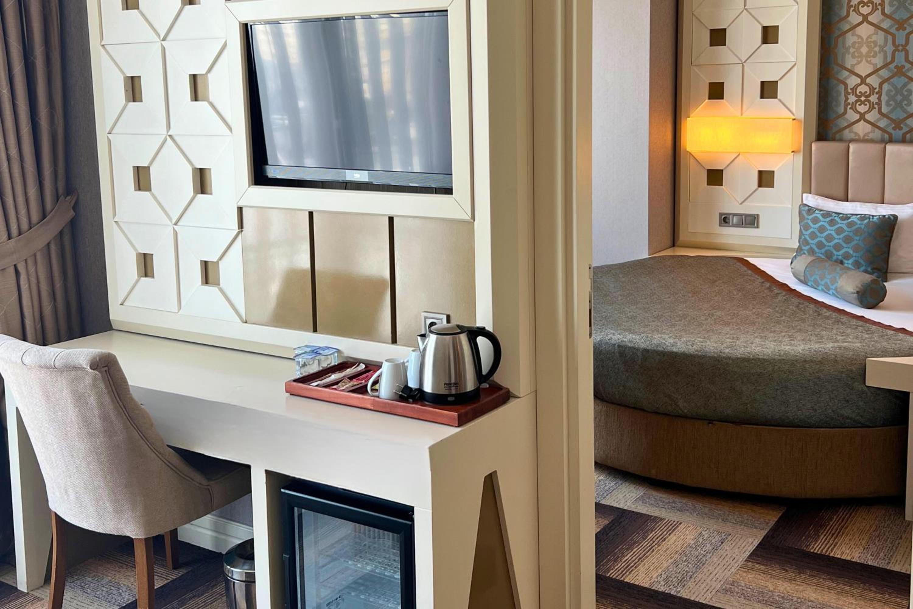 Deluxe Suite with Spa Bath photo 2