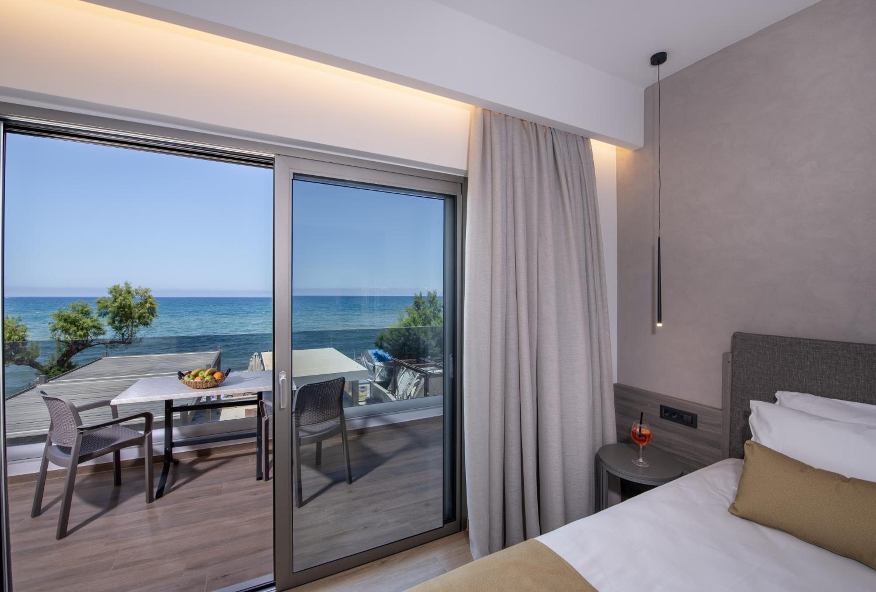 Deluxe Double Room with Sea View photo 2