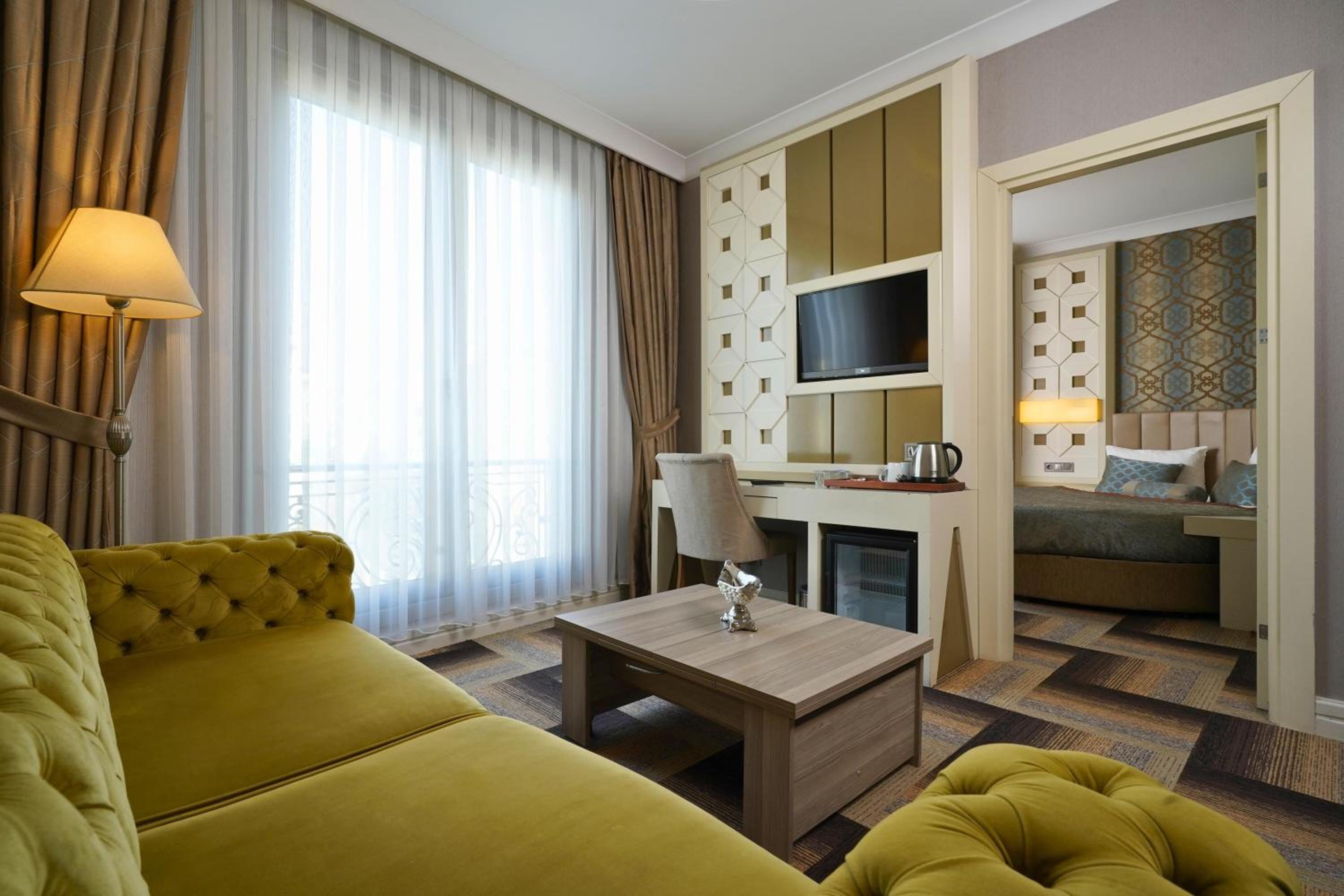 Deluxe Suite with Spa Bath photo 3