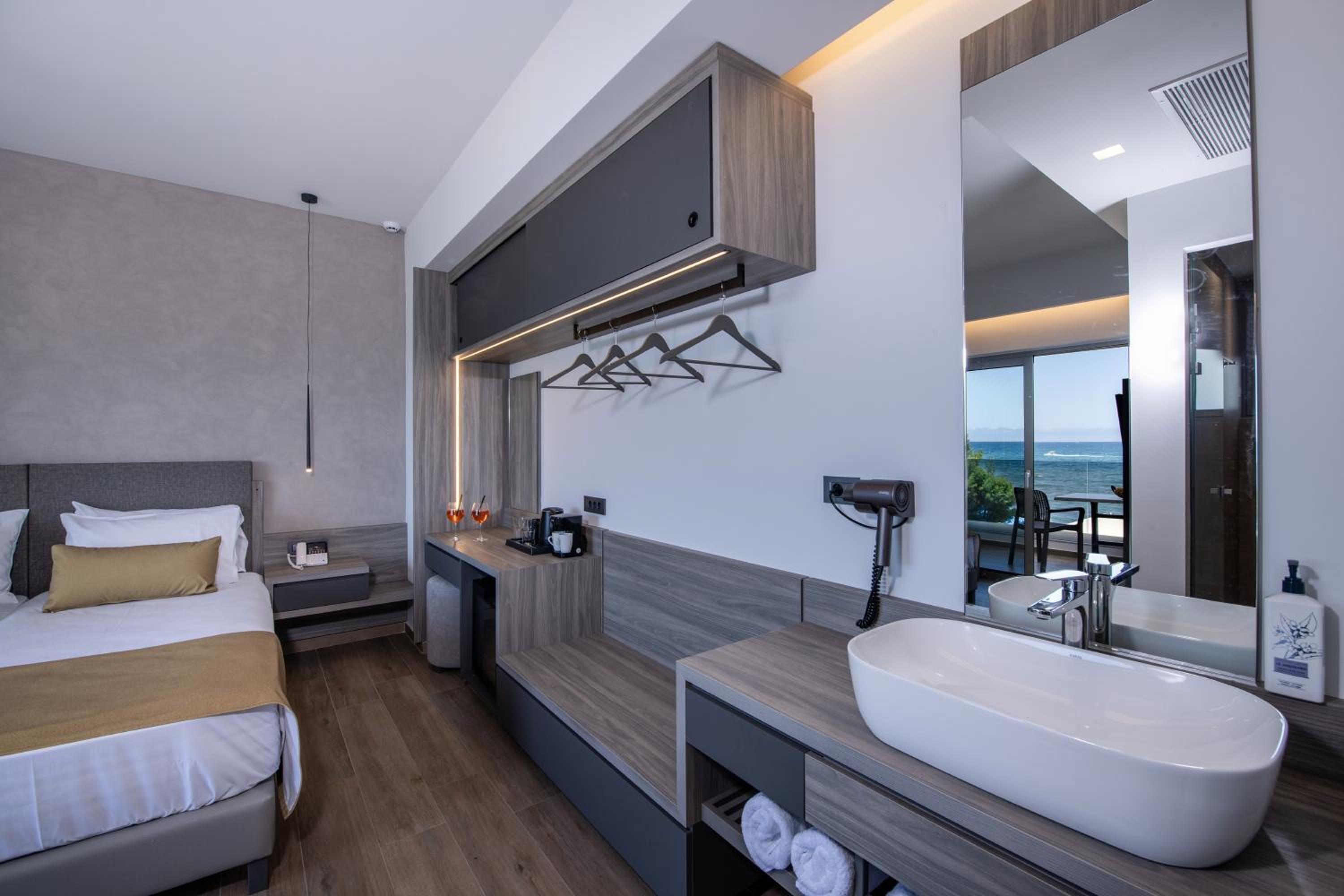 Deluxe Double Room with Sea View photo 3
