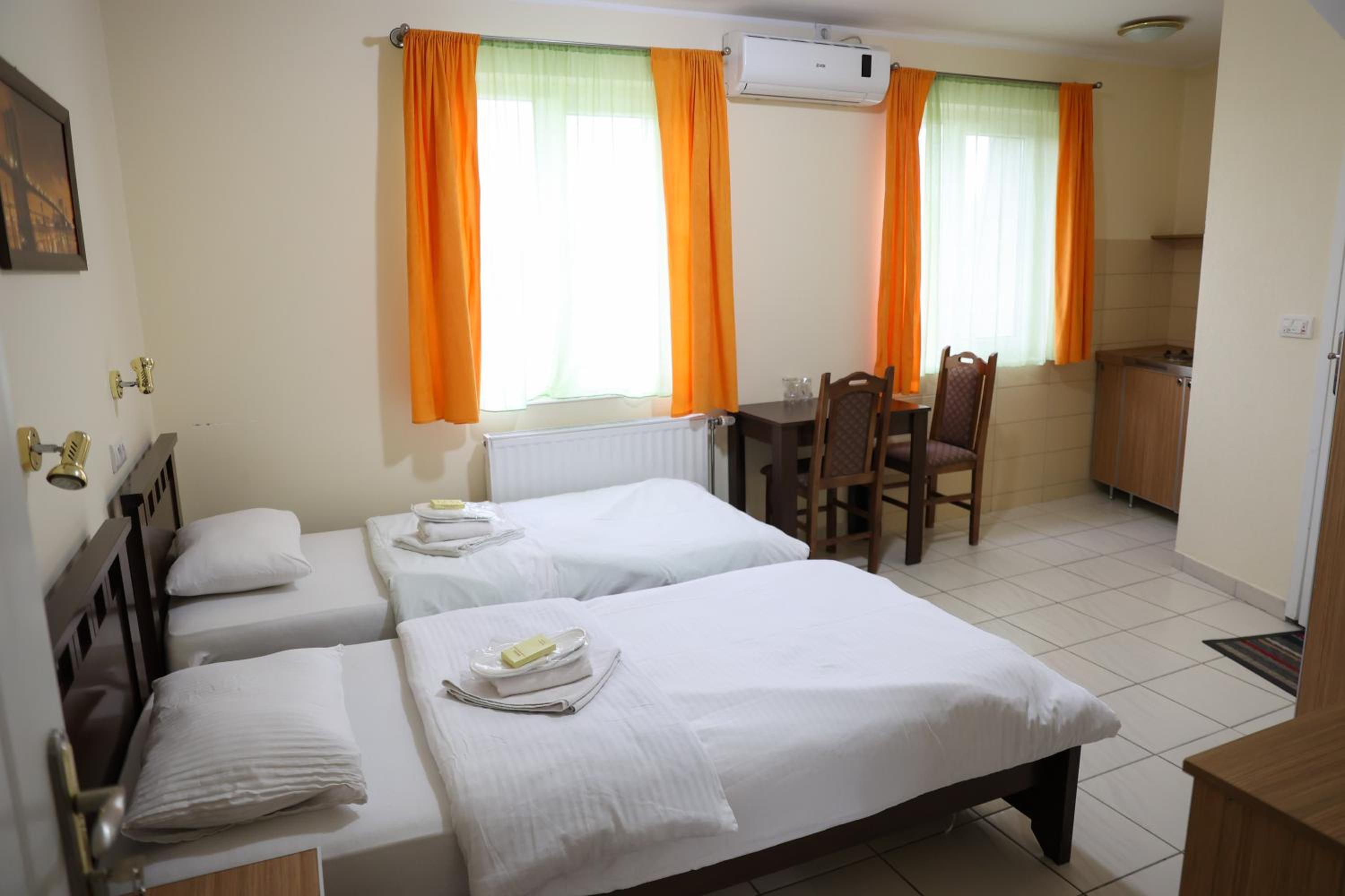 Twin Room with Bathroom photo 1
