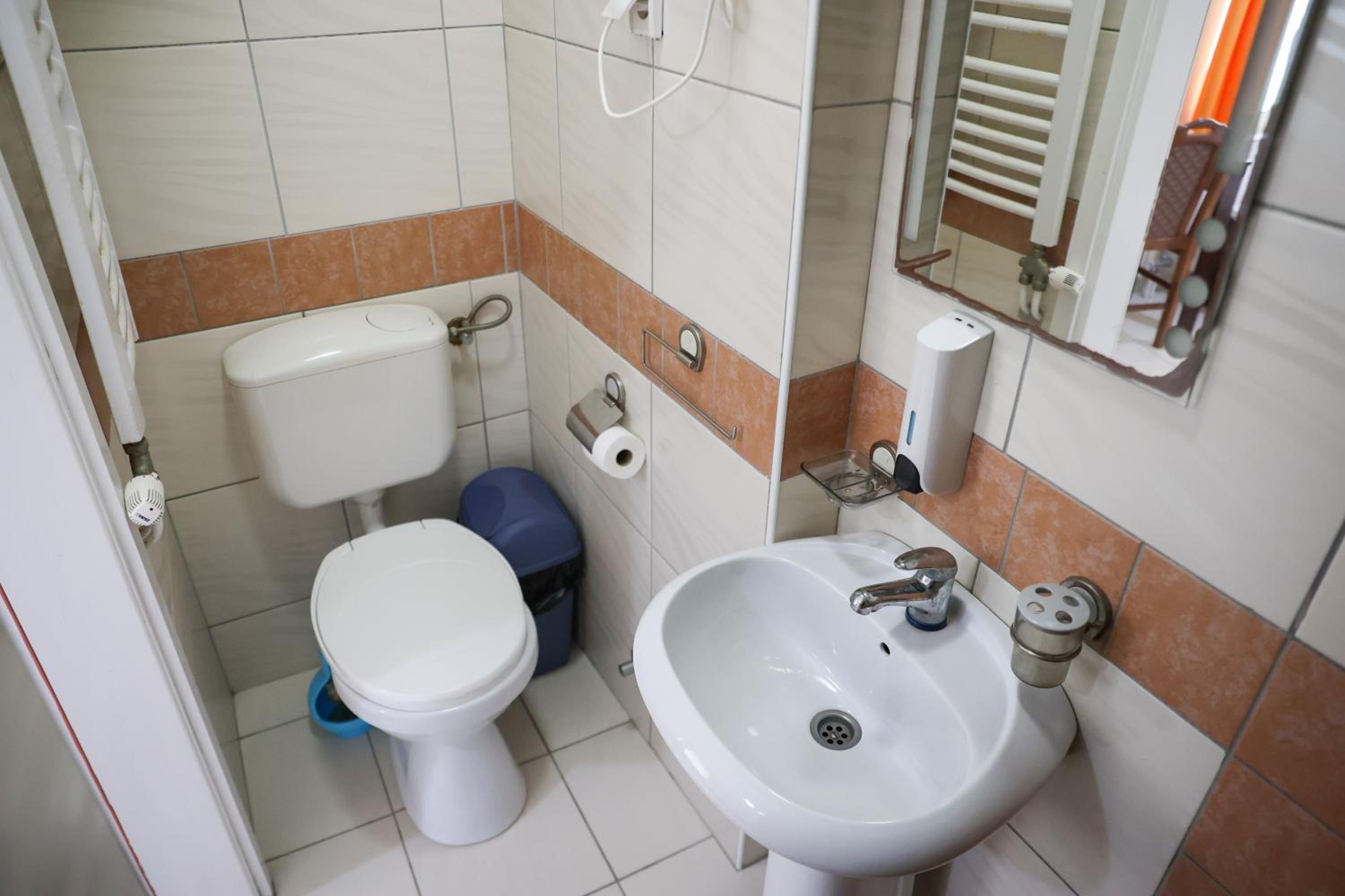 Twin Room with Bathroom photo 3