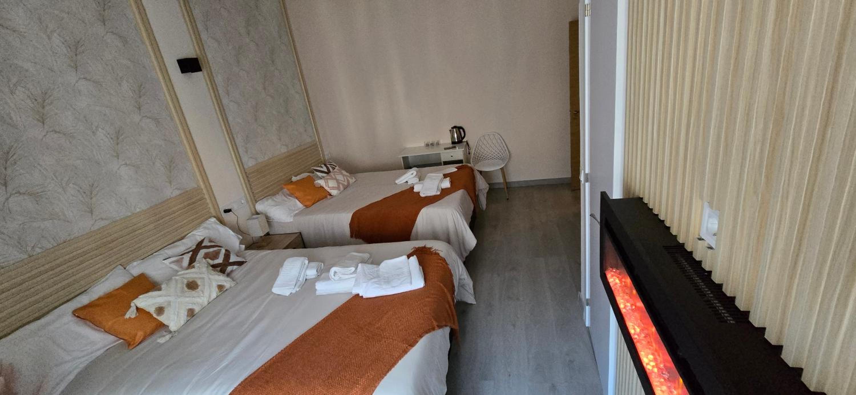 Quadruple Room with Private Bathroom - Photo 1