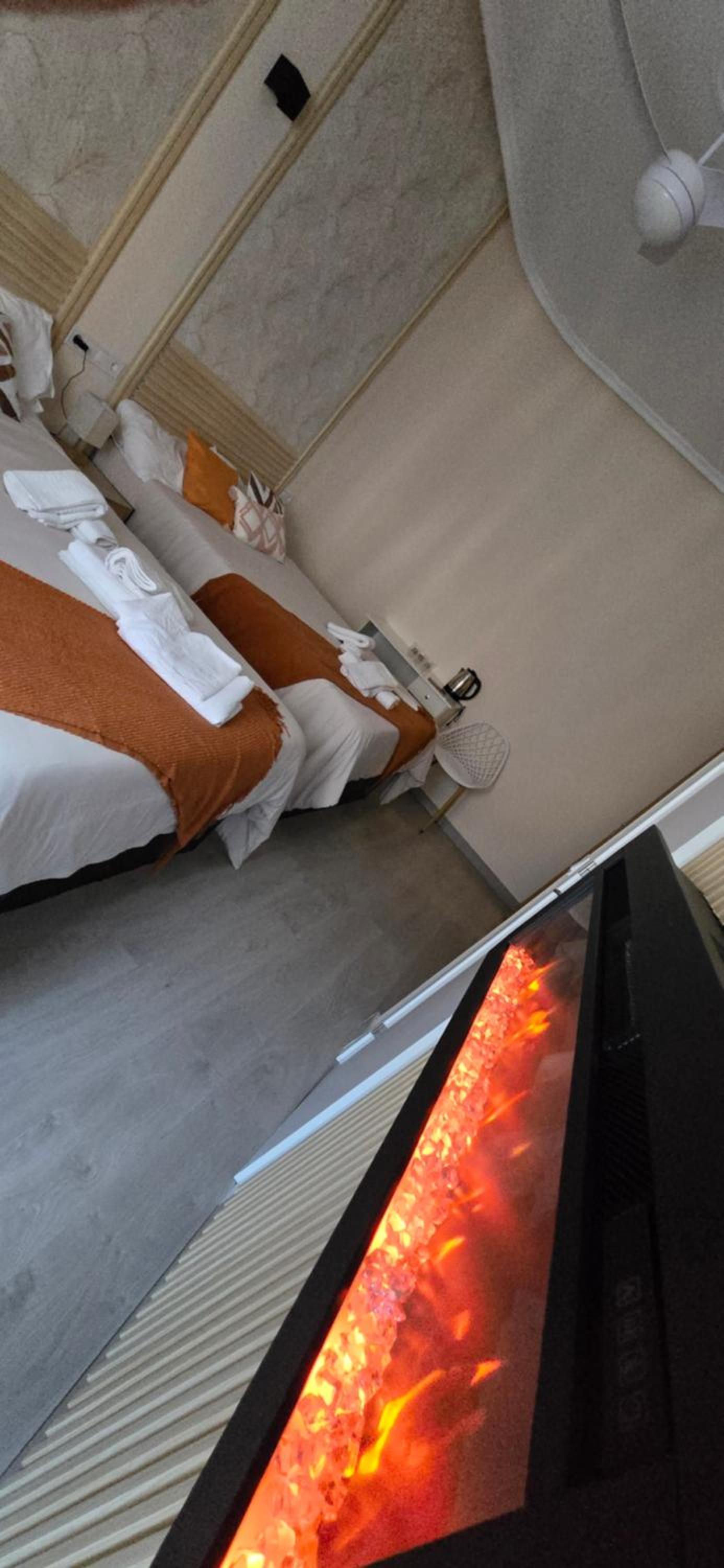 Quadruple Room with Private Bathroom - Photo 3