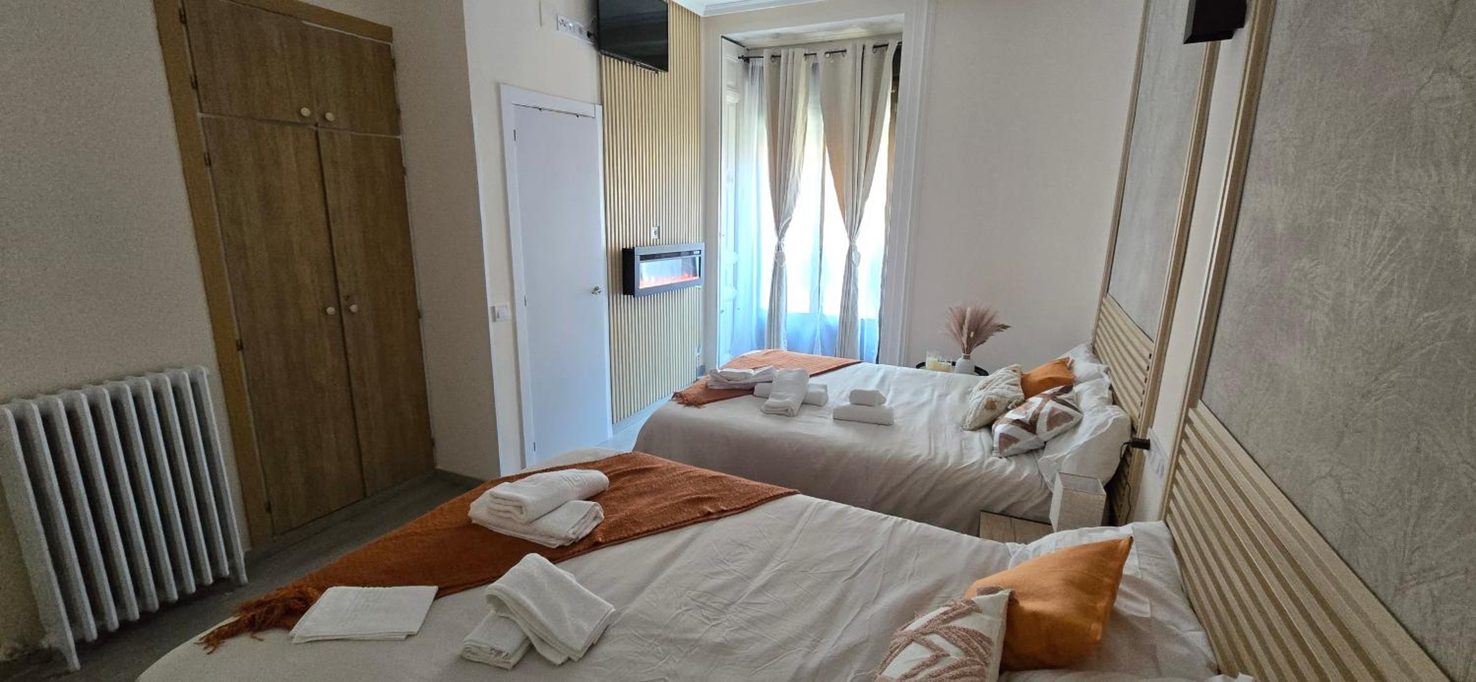 Quadruple Room with Private Bathroom - Photo 5