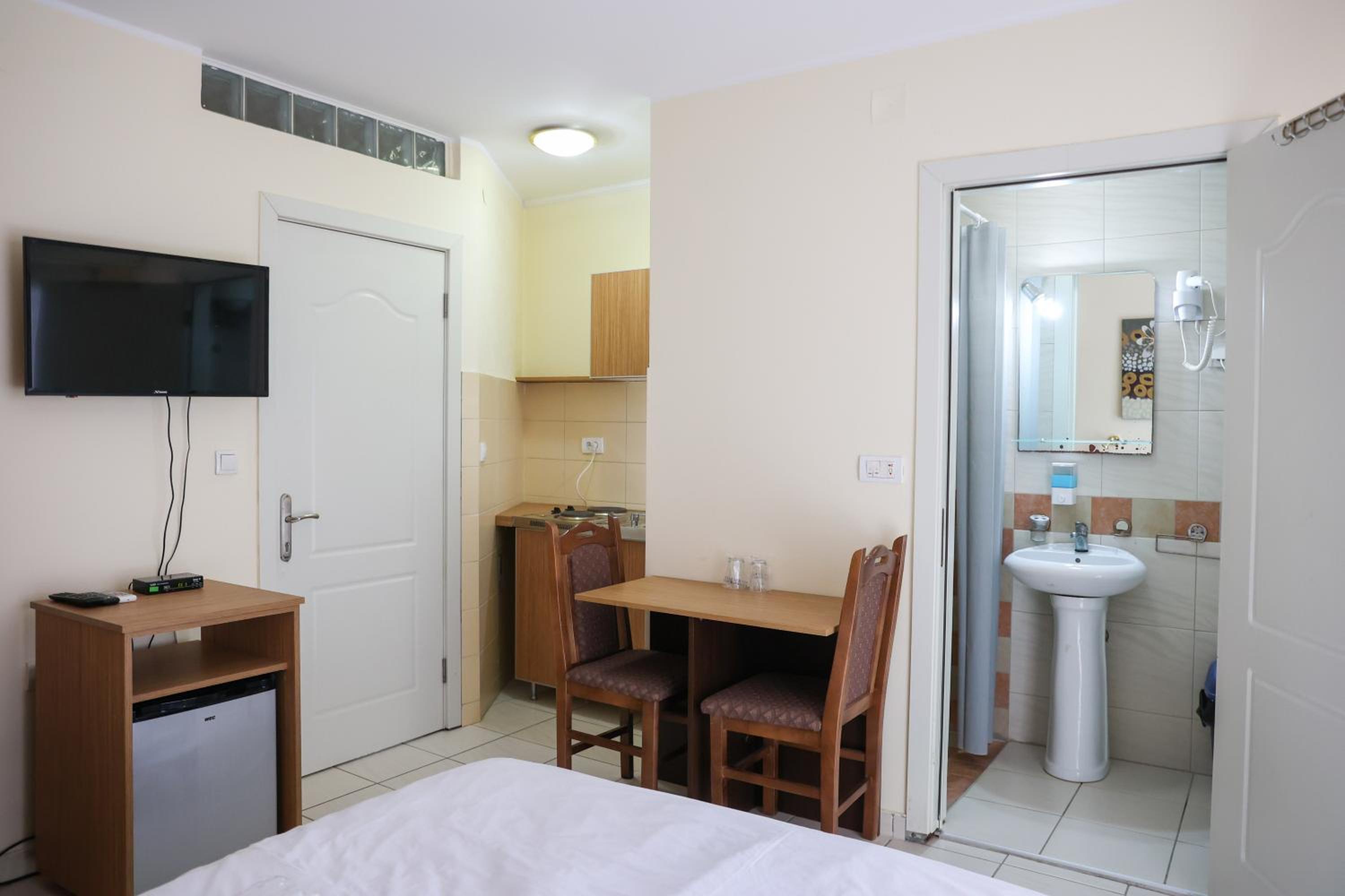 Deluxe Double Room with Balcony photo 3