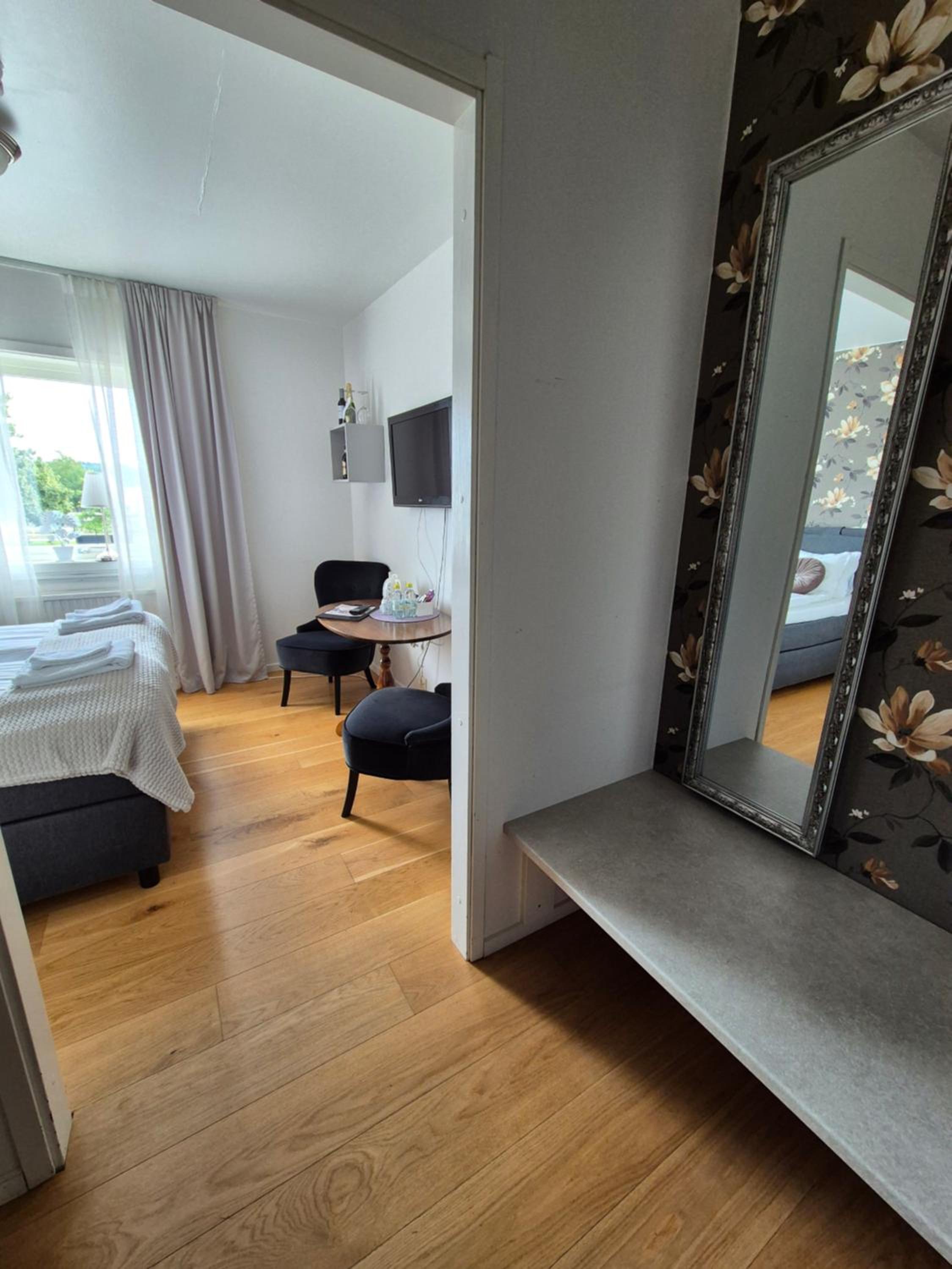 Double Room - Photo 7