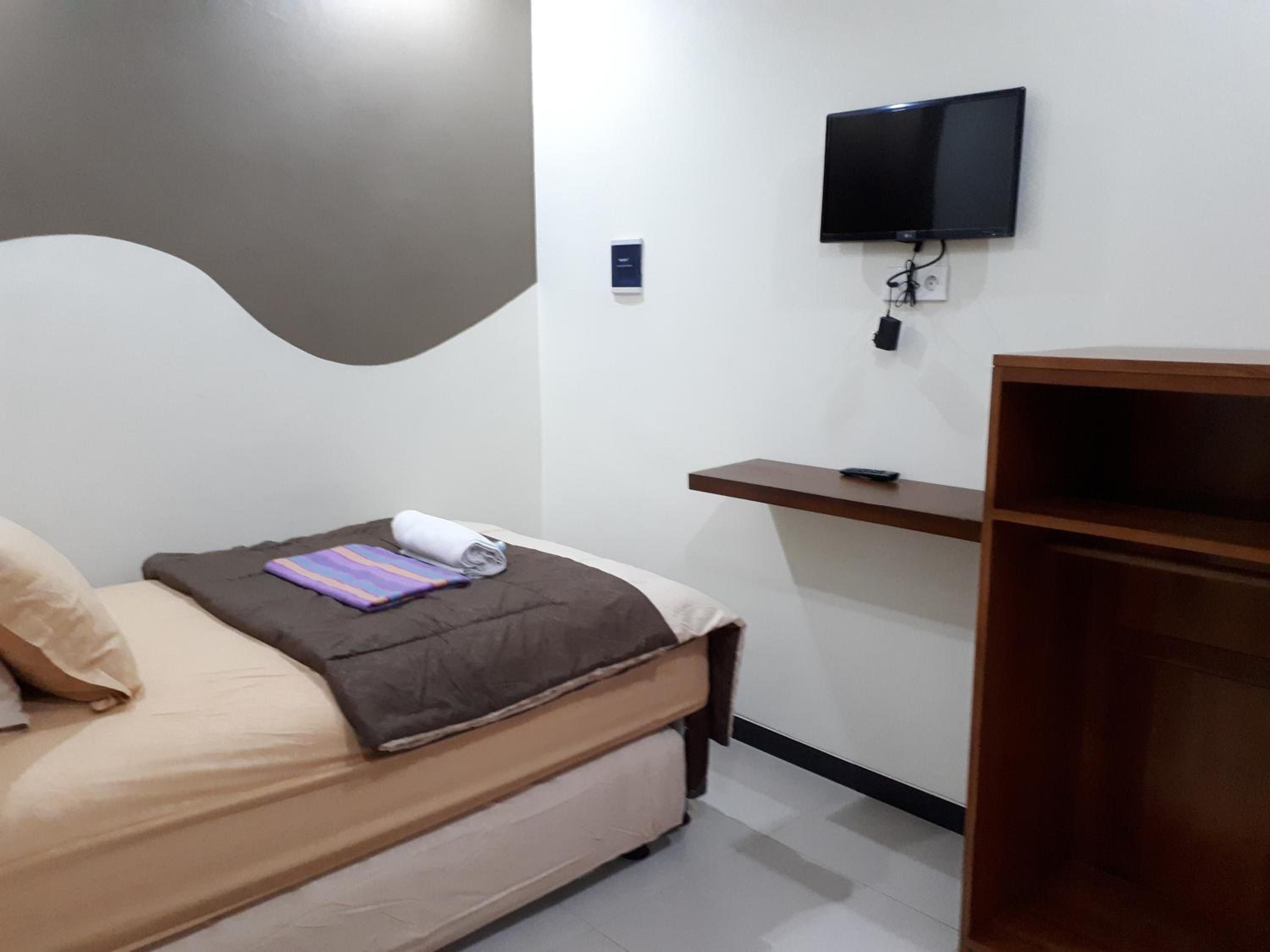 Double or Twin Room with Private Bathroom photo 3
