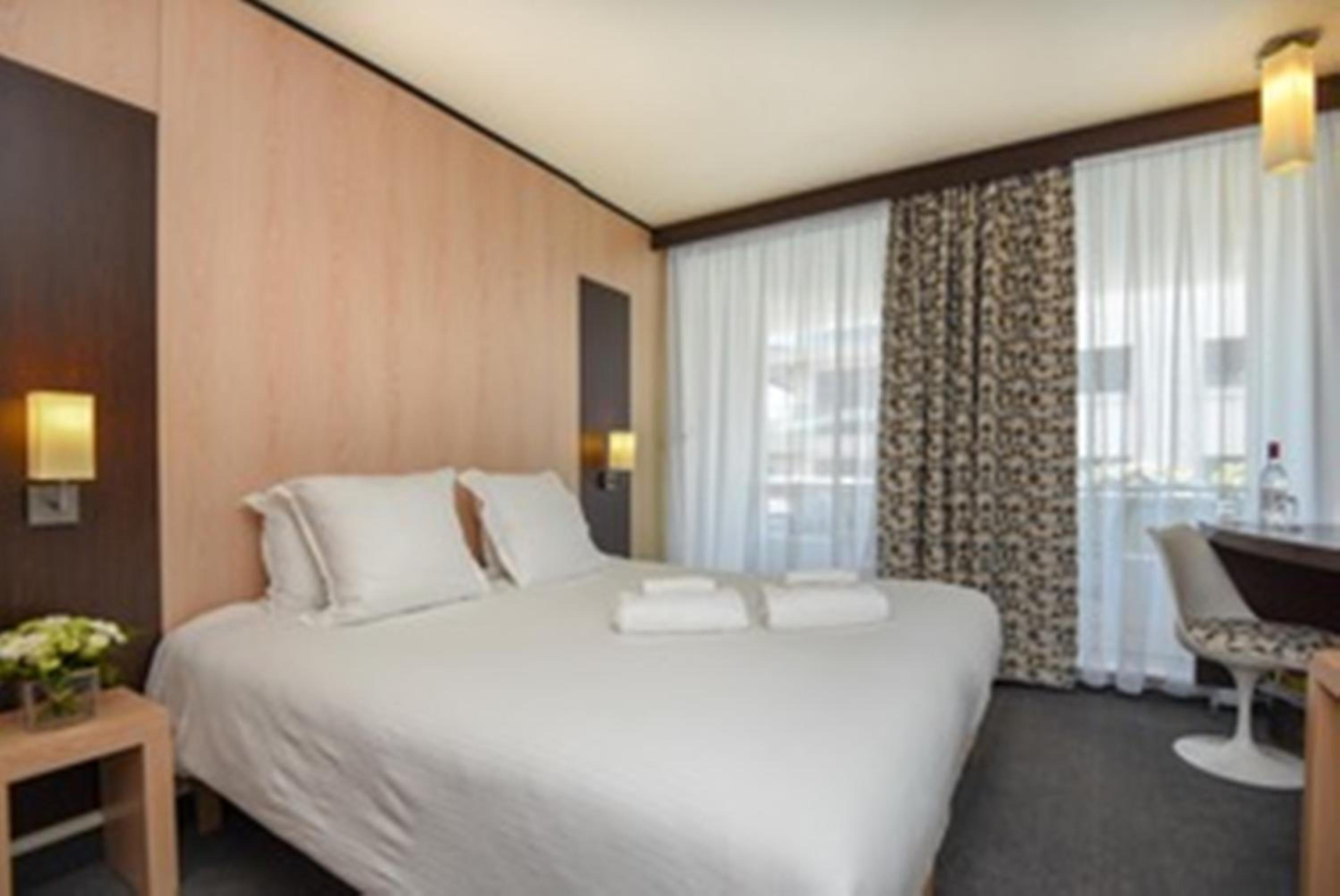 Double Room with Balcony and Partial Sea View - Photo 1