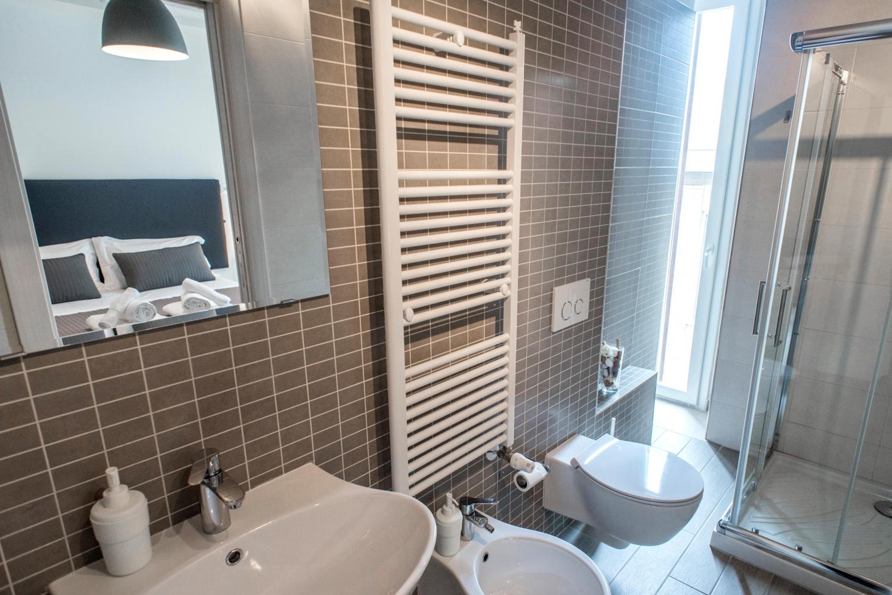 Double Room with Private Bathroom - Photo 8