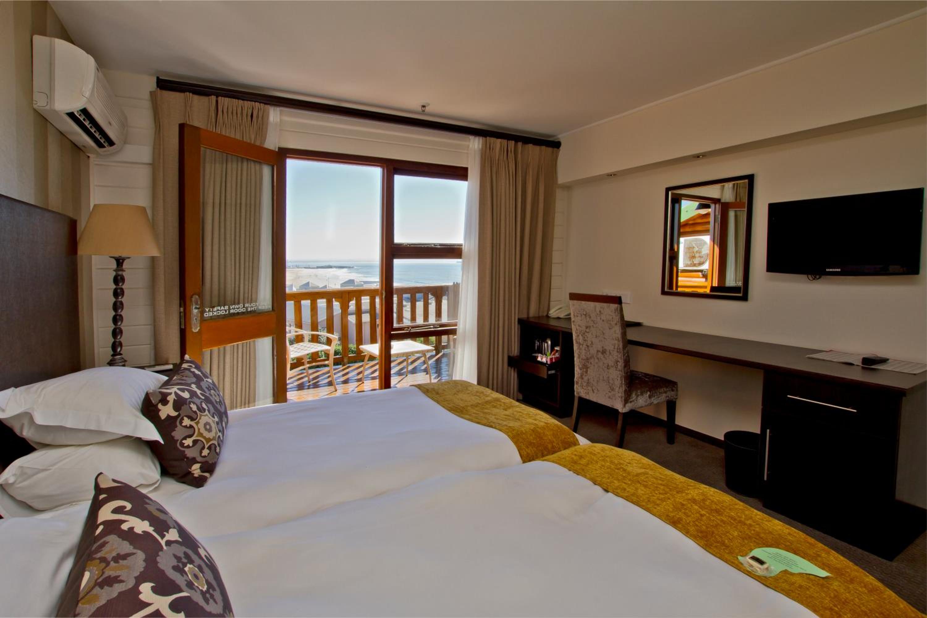 Standard Twin Room with Sea View - Photo 6
