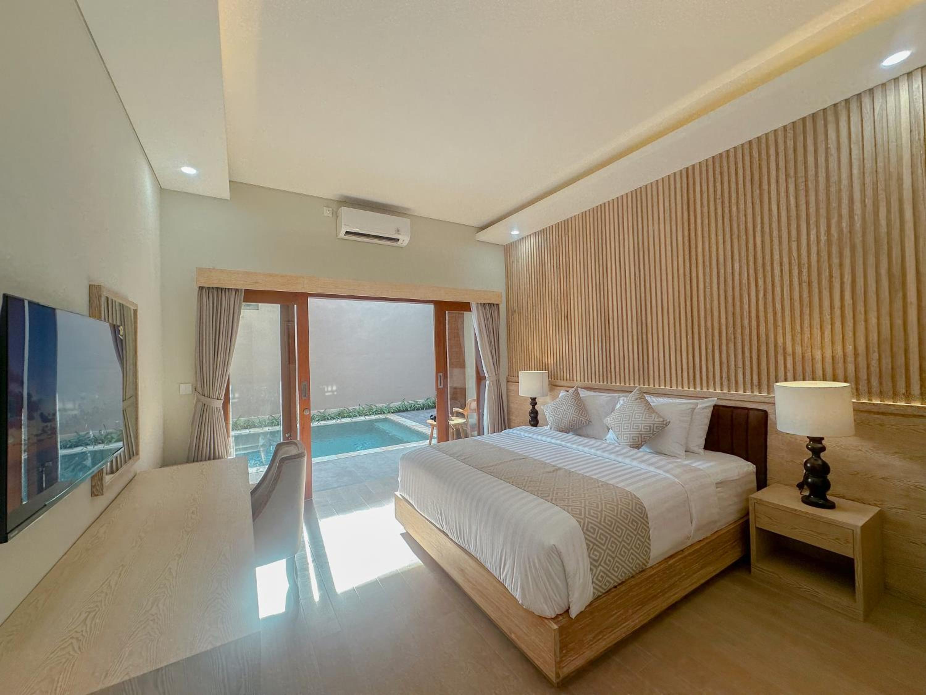 Deluxe King Room - Photo 9