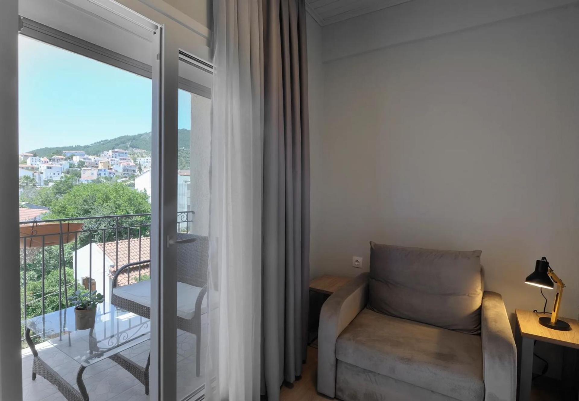 Deluxe Double Room with Balcony photo 3