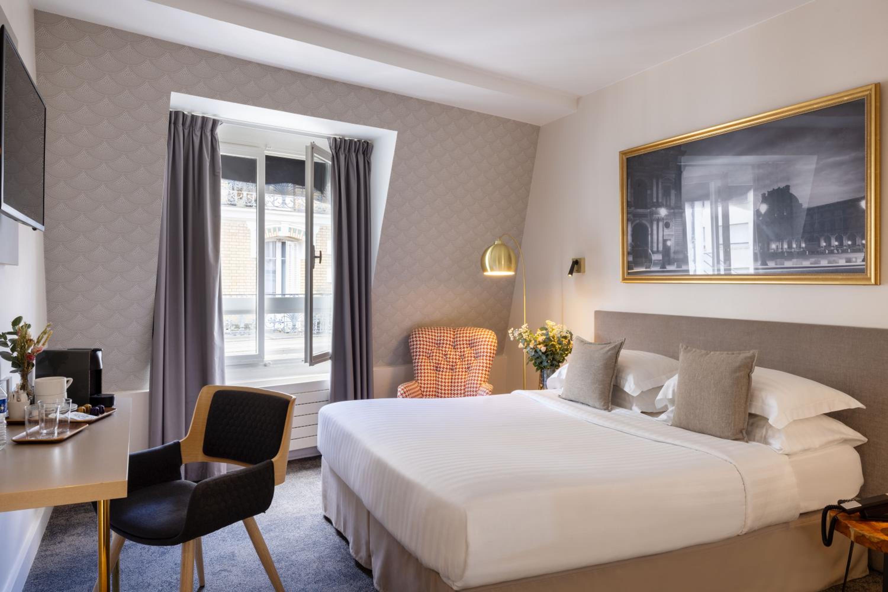 Superior Room with Queen Bed photo 1