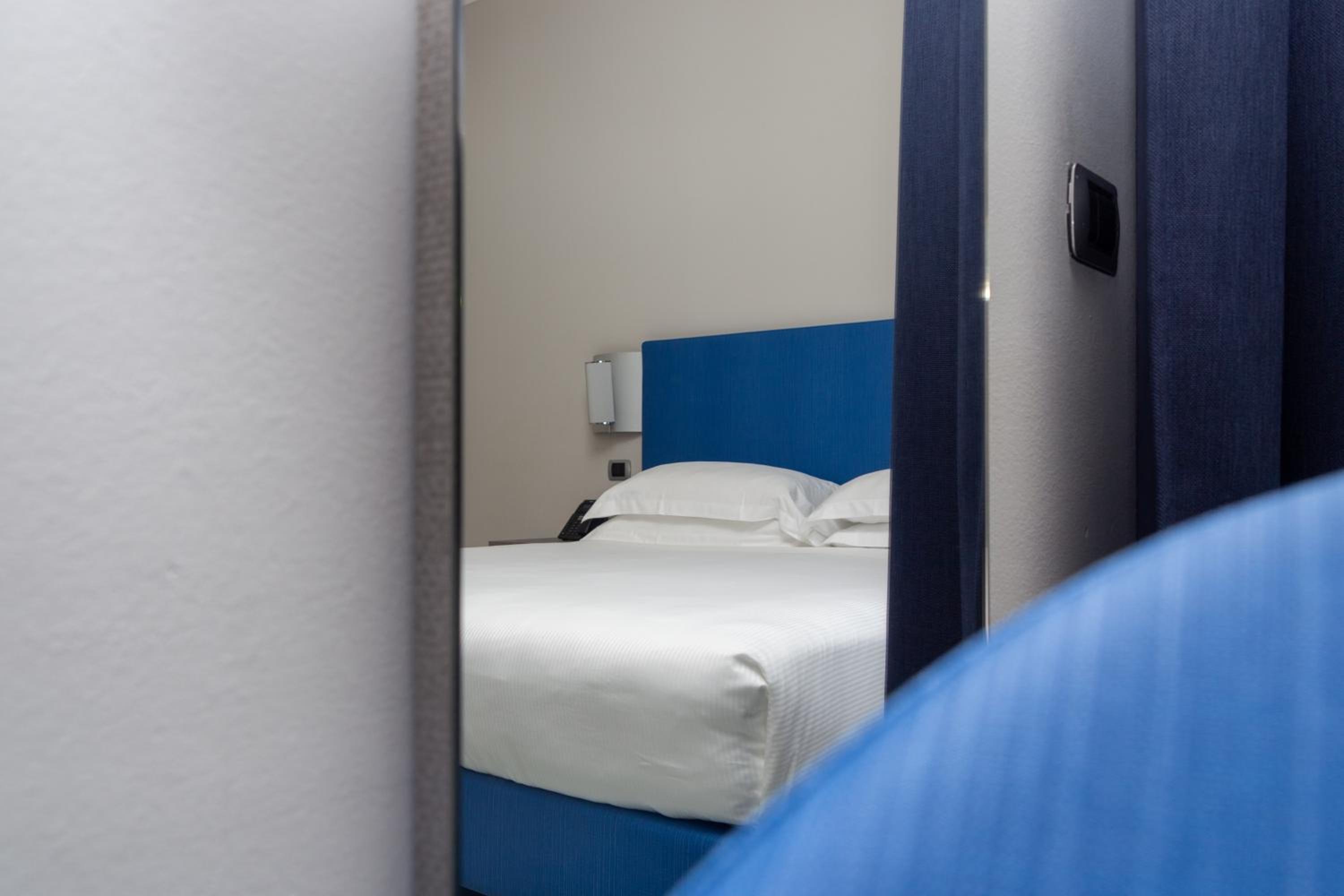 Double or Twin Room with Sea View - Photo 4