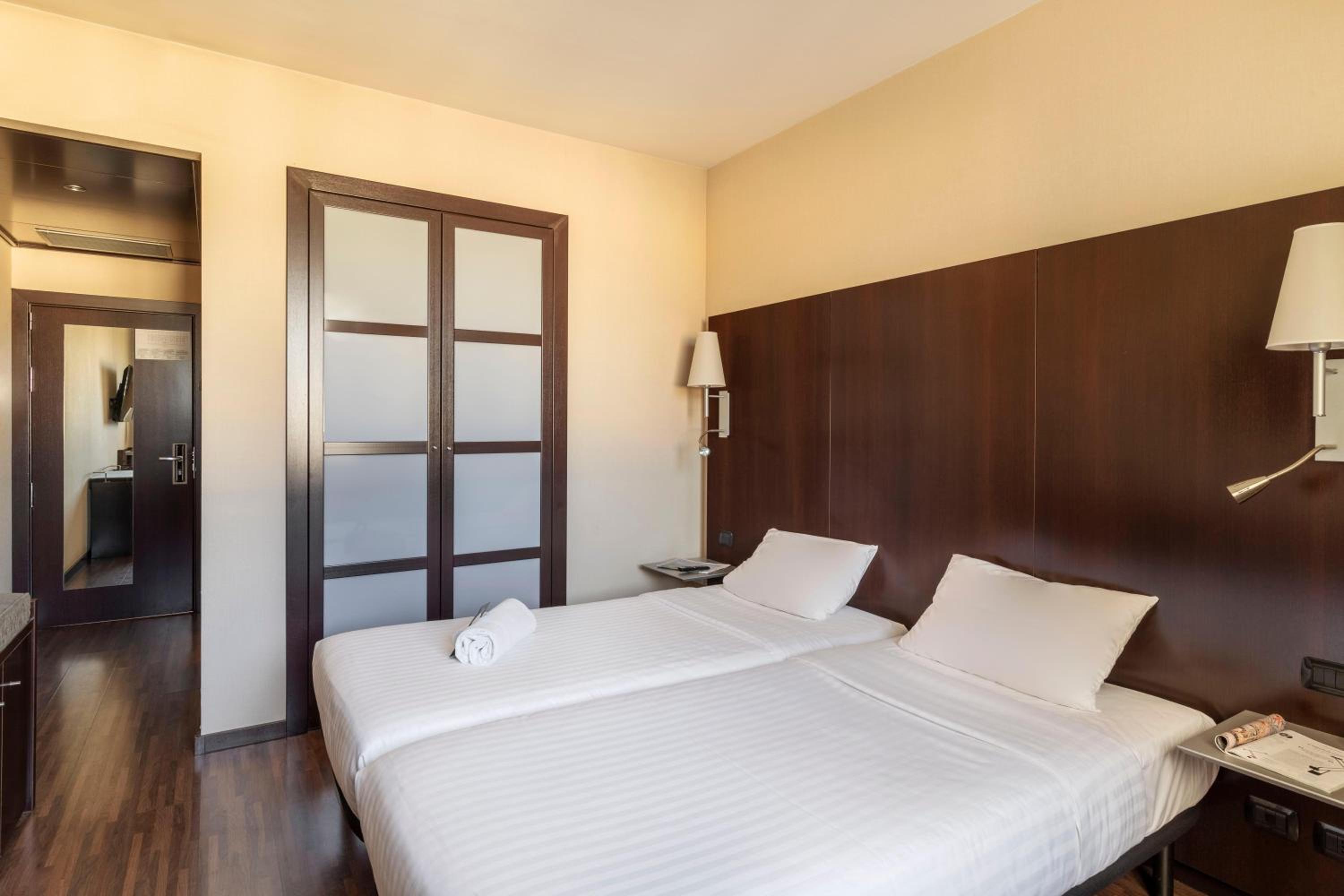 Twin Room - Photo 4