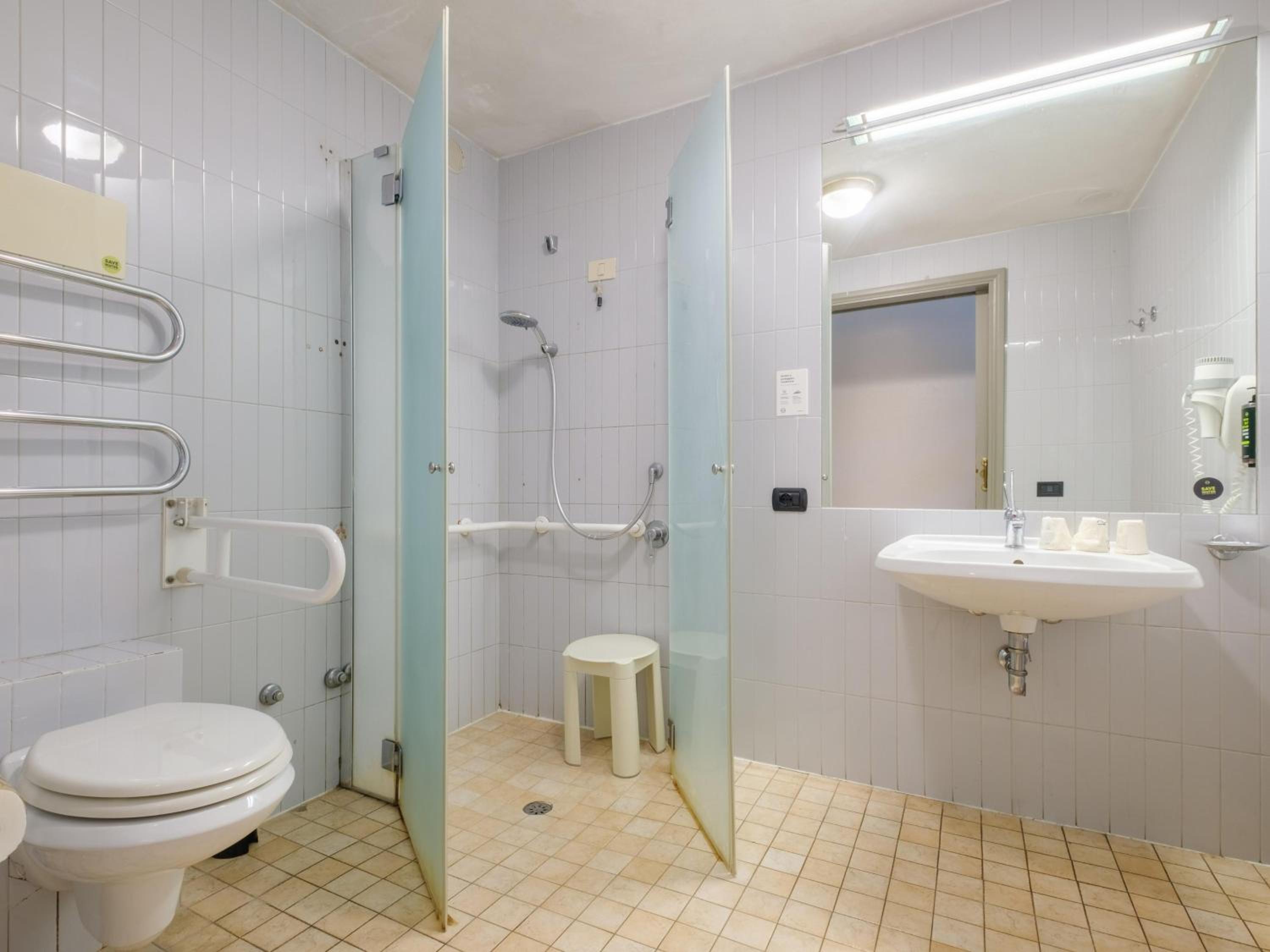 Twin Room - Disability Access - Photo 4