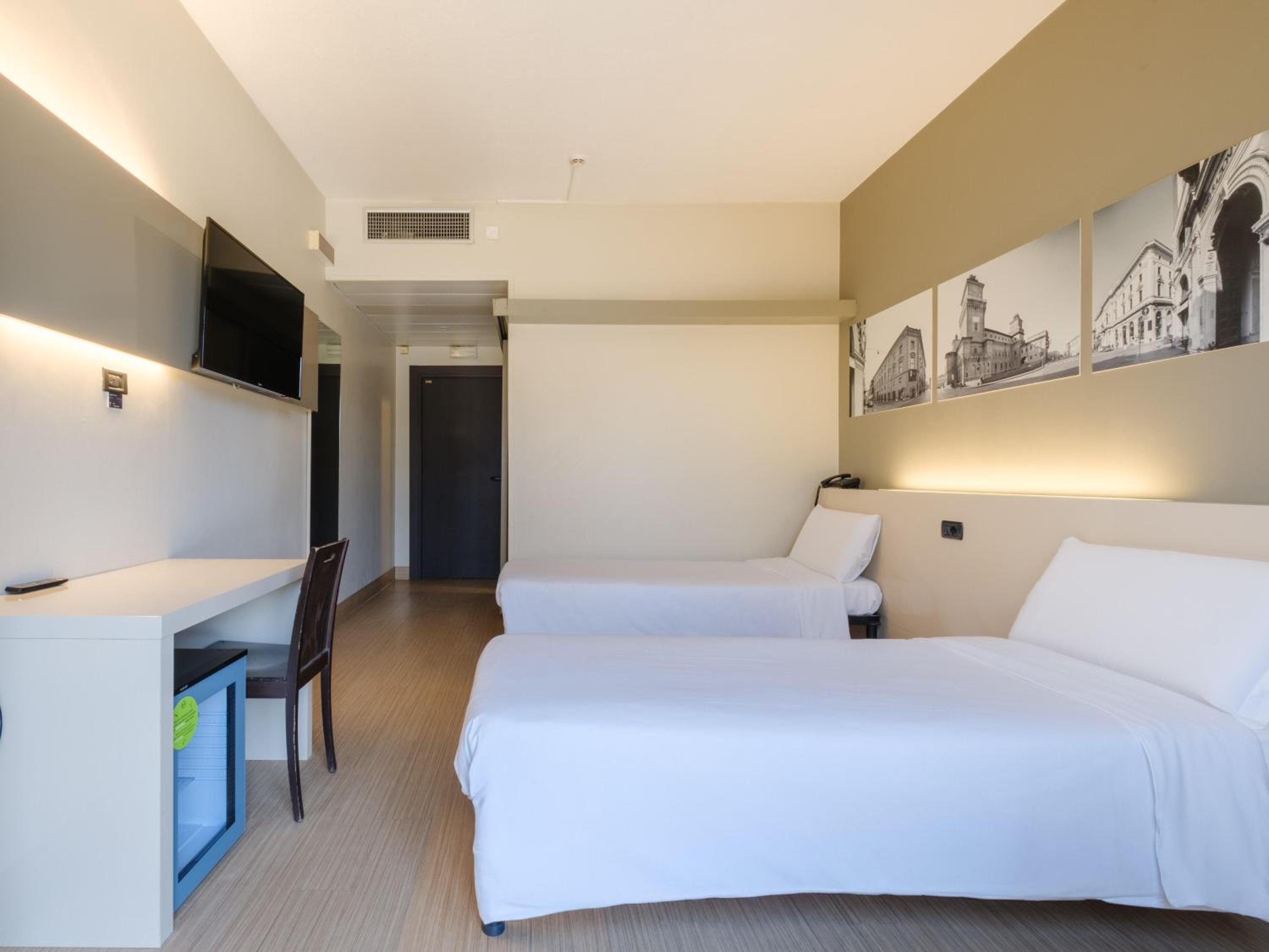 Twin Room - Photo 2