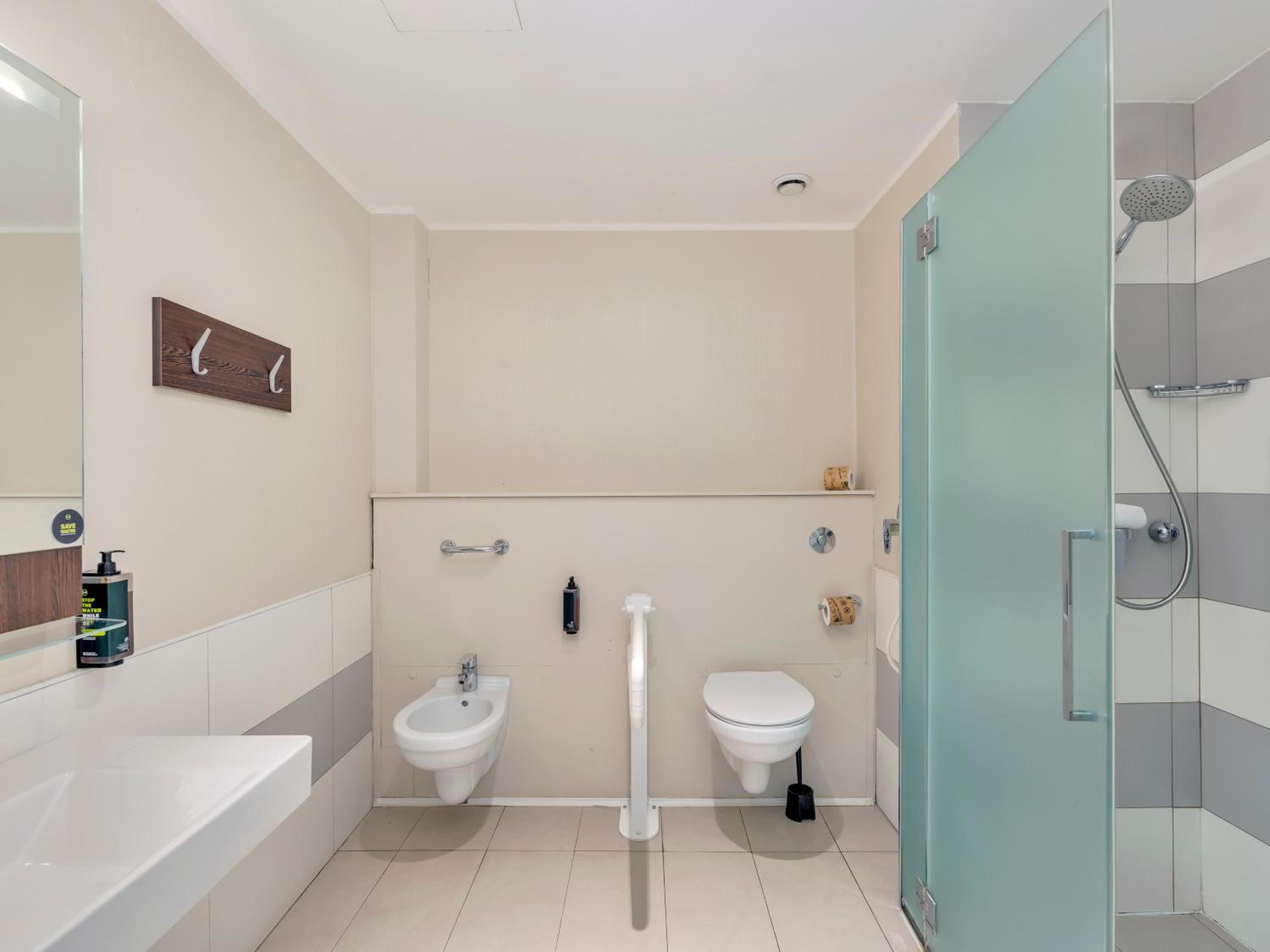 Twin Room - Disability Access - Photo 3