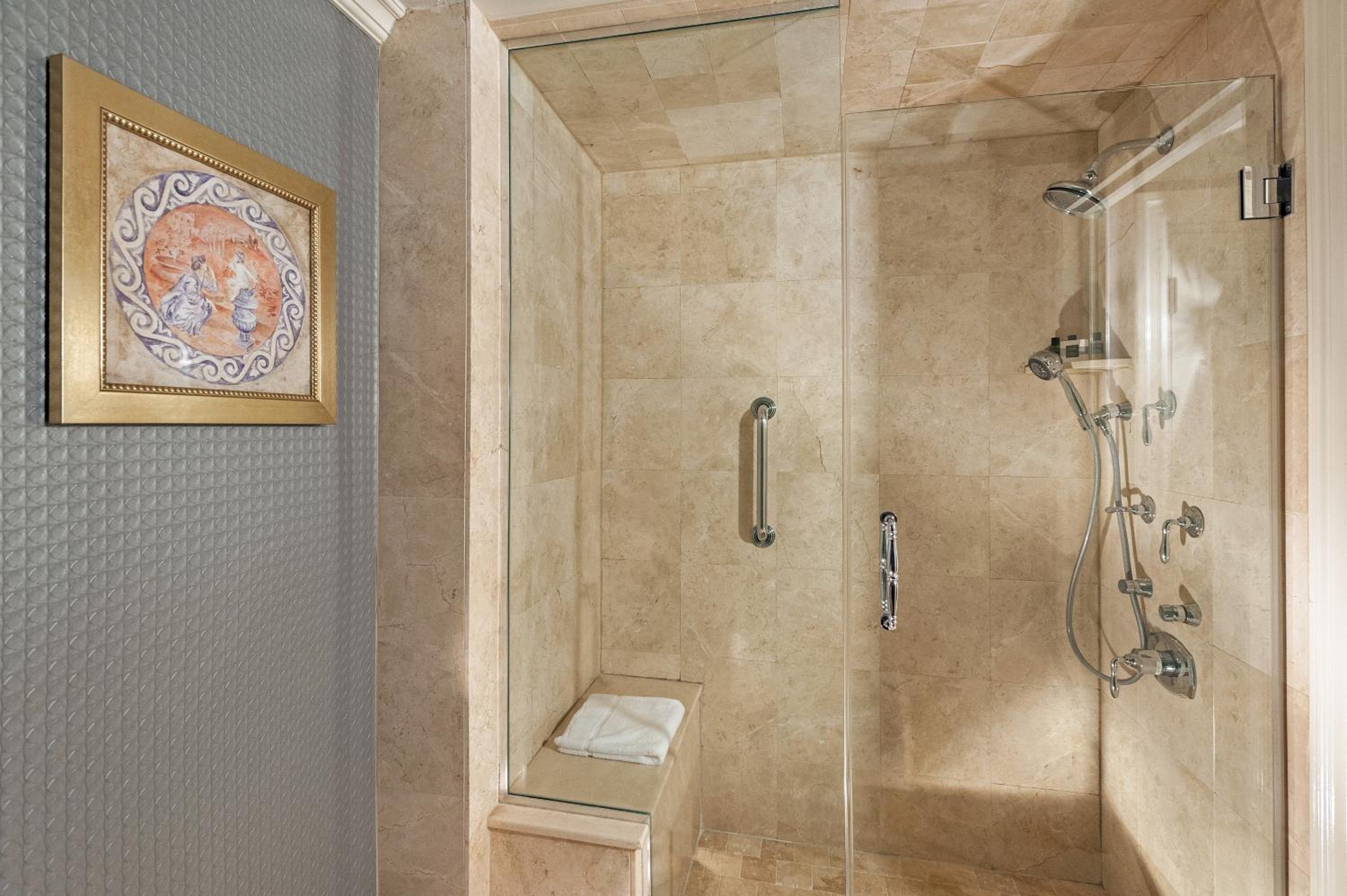 Studio King Suite - Photo 2
